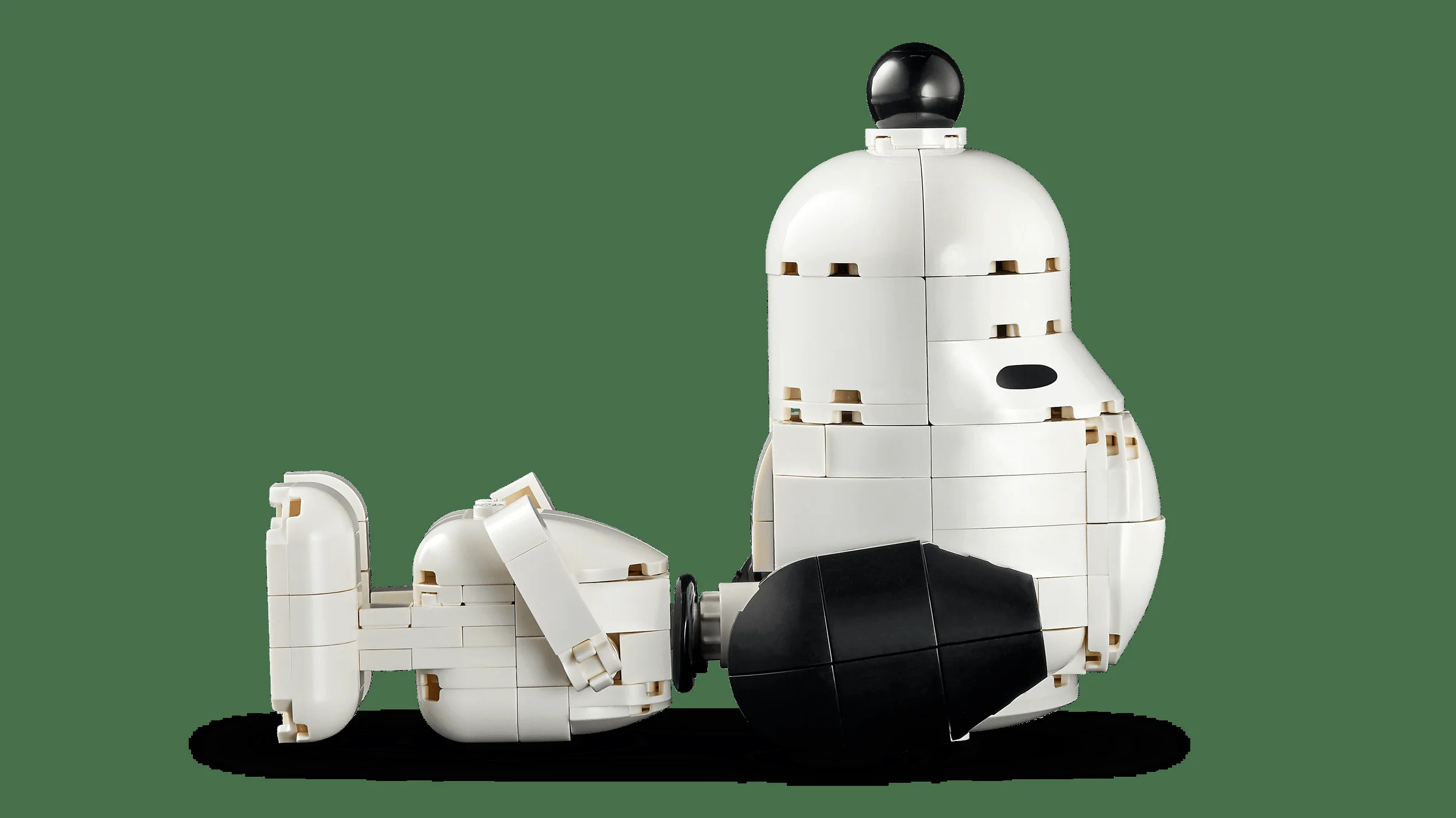 Detalii despre construcția Snoopy din LEGO, cu urechi și forma capului bine definite.