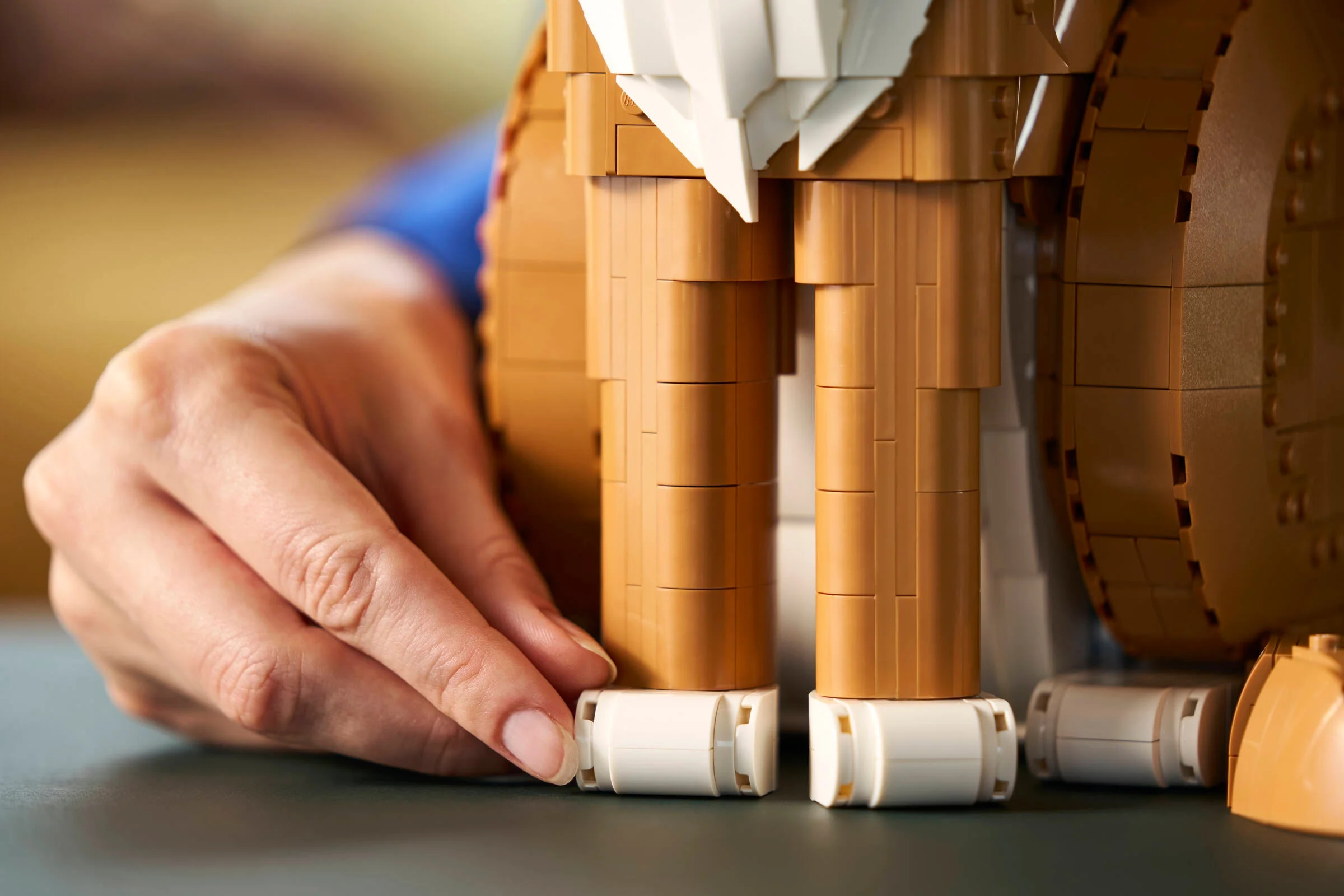 Construirea picioarelor pisicii portocalii din LEGO. Detaliu construcție și asamblare.