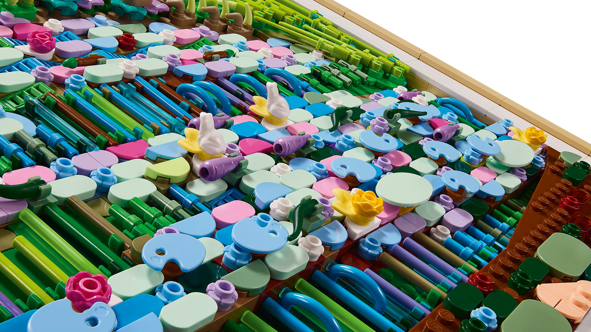 Detalii macro ale setului LEGO Claude Monet - Pod peste un iaz cu nuferi.