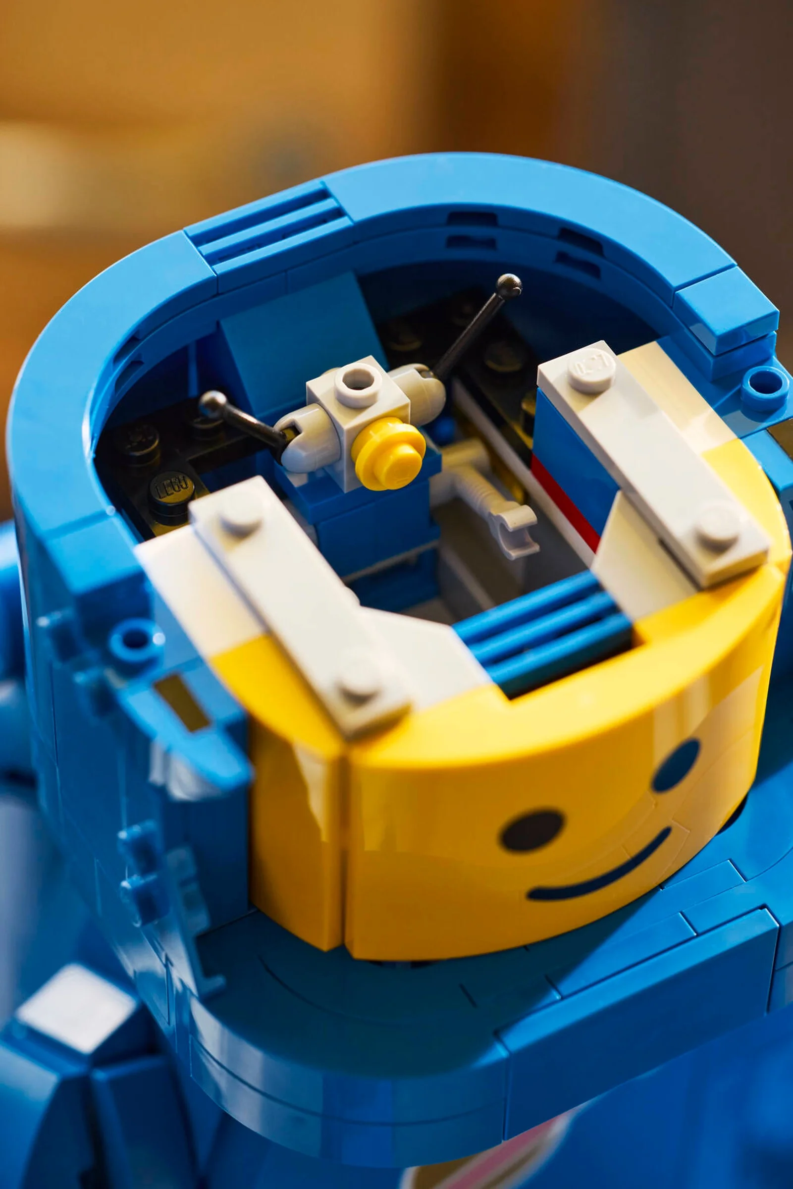 Detalii ale interiorului căștii astronautului LEGO albastru, setul 40921. Vedere de sus, interior complex.