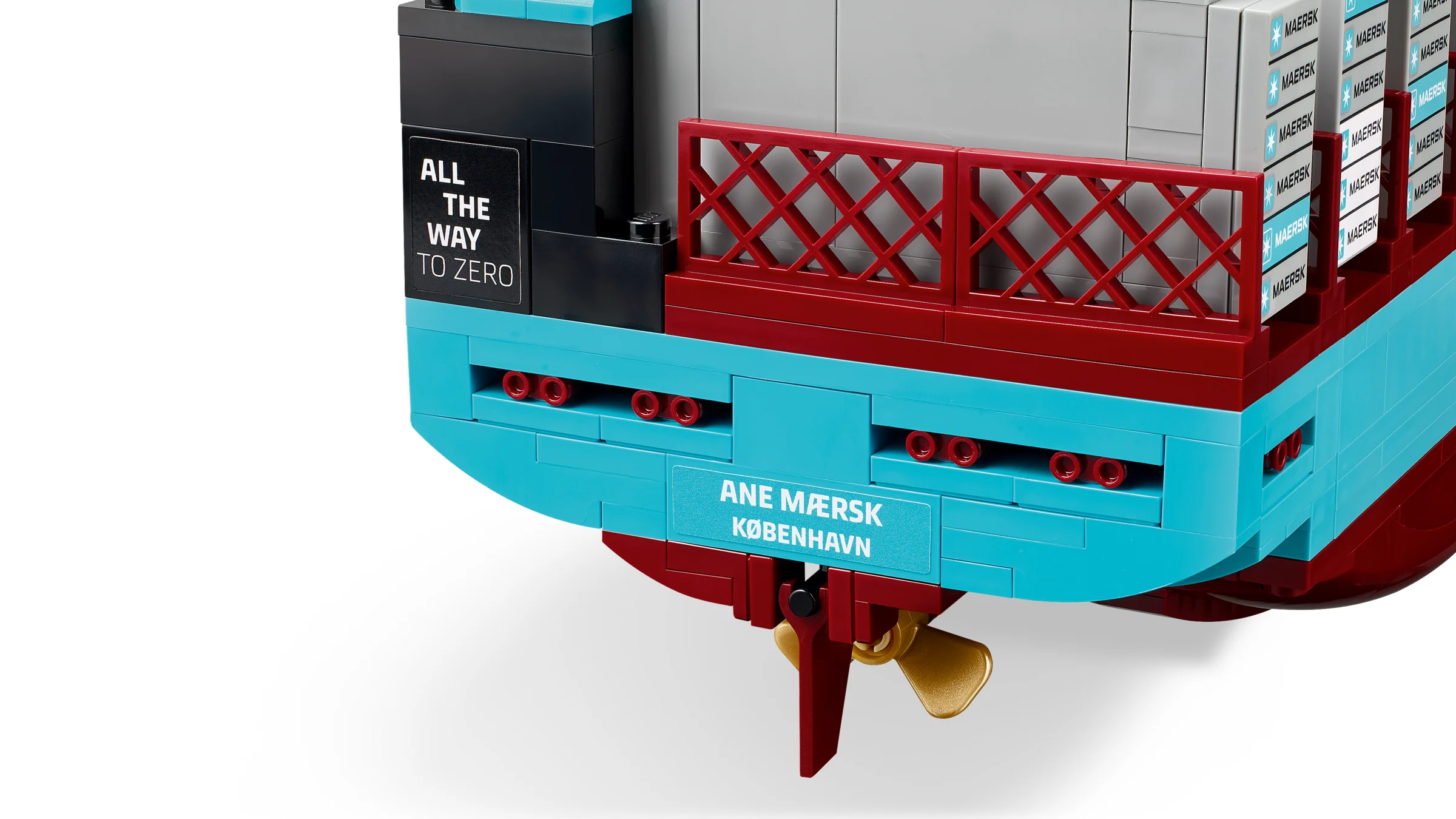 Detalii ale navei Maersk, inclusiv elicea aurie și inscripția 'Ane Mærsk'.