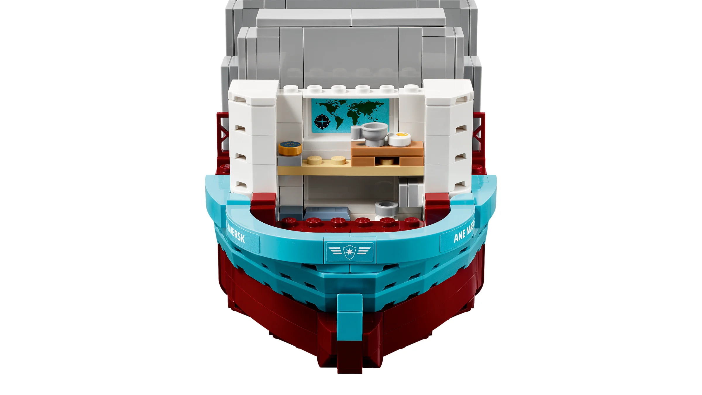 Detaliu interior navă Maersk, cu hartă, birou și elemente de bucătărie. Model LEGO detaliat.