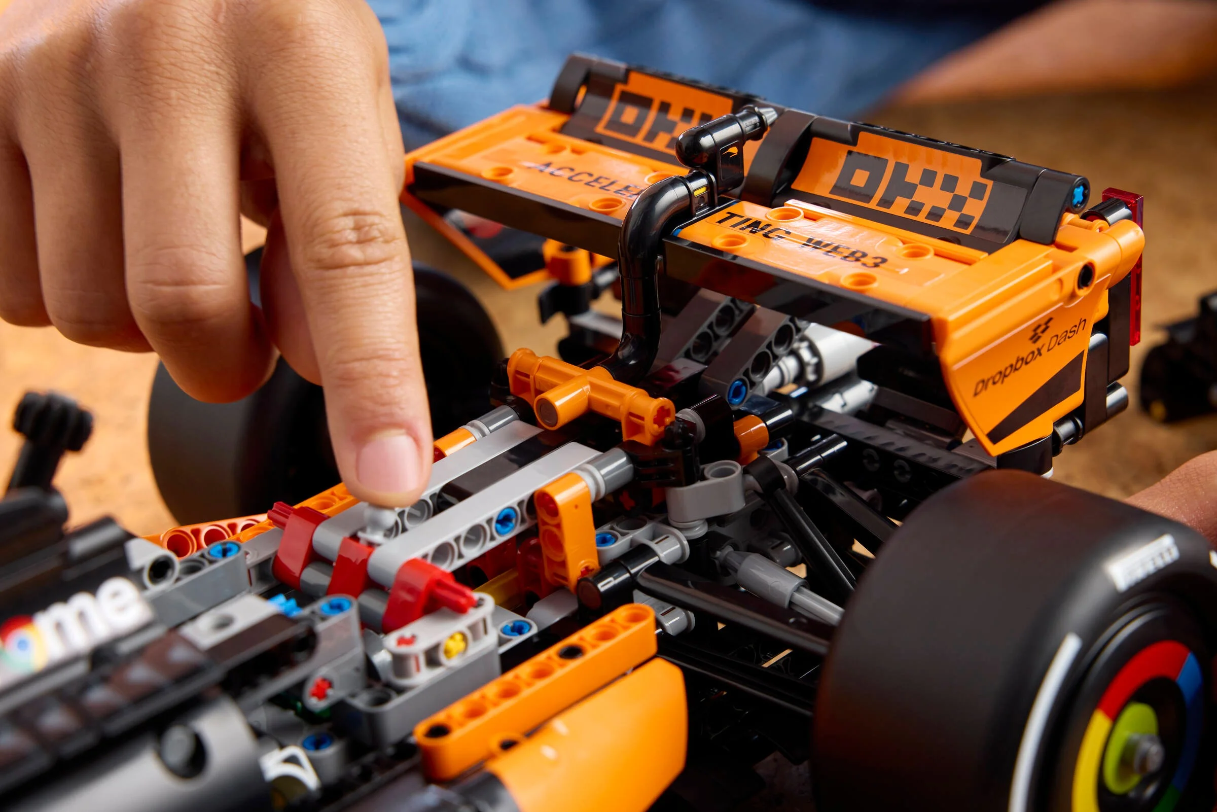Construirea modelului McLaren F1. Cadru detaliat cu piese Technic și autocolante sponsor.