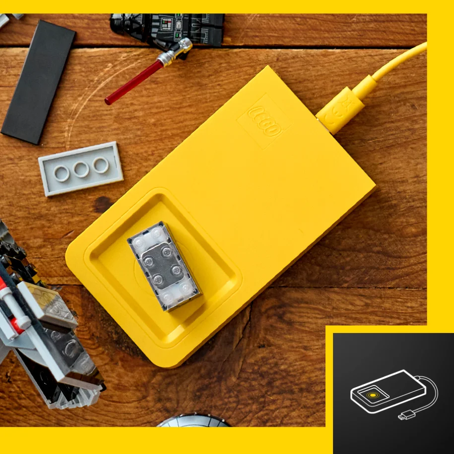Imagine detaliată a unui încărcător LEGO și piese LEGO, pentru contextul setului.