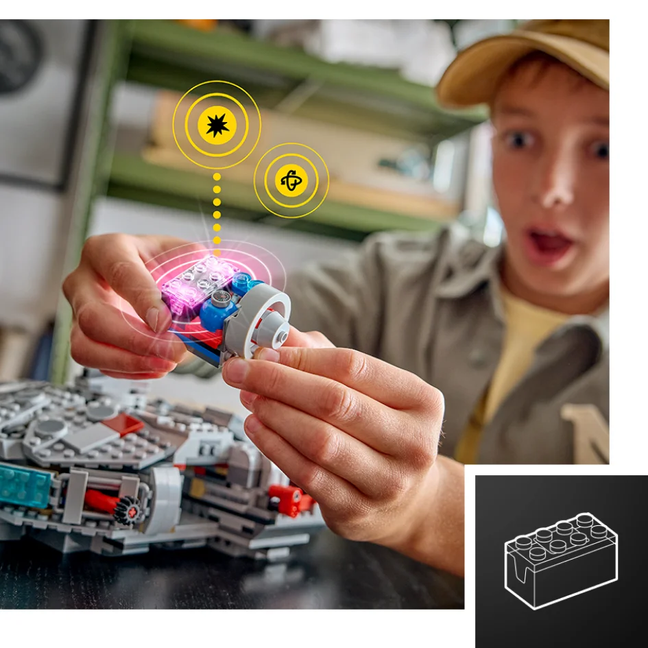 Copil construind Millennium Falcon, cu atenție pe detalii și entuziasm. Detaliu important al construcției.