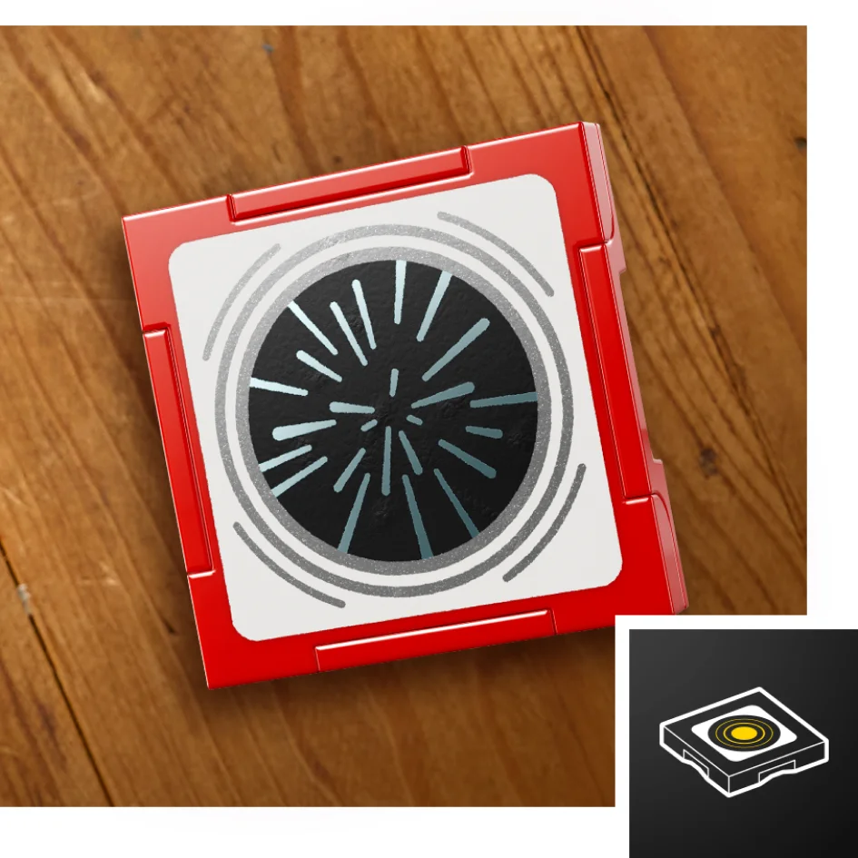 Detaliu prim-plan cu piesa LEGO a navei Millennium Falcon, un disc cu design. Aspect detaliat.
