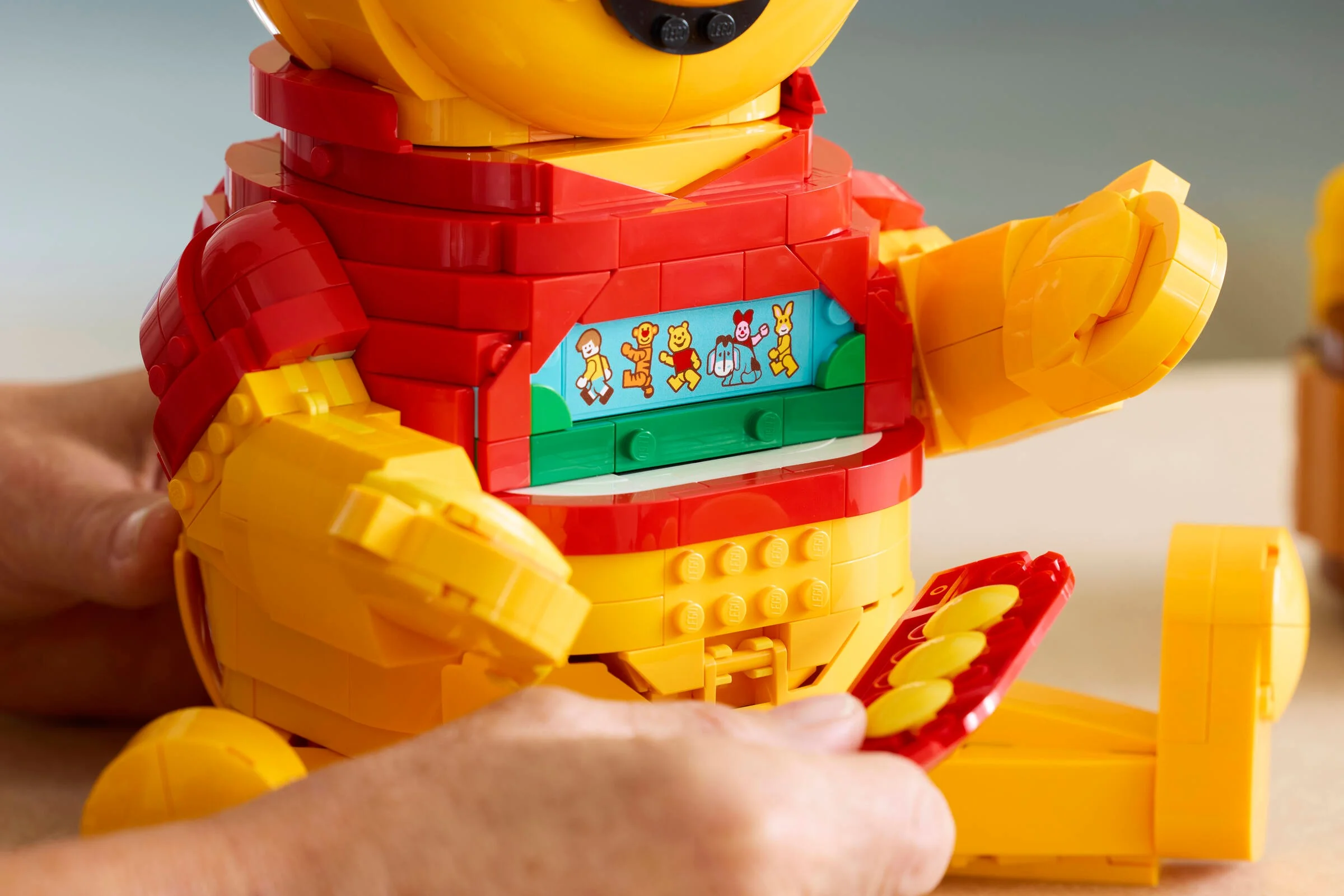Winnie the Pooh LEGO cu detaliu special și borcanul de miere, aspect captivant.
