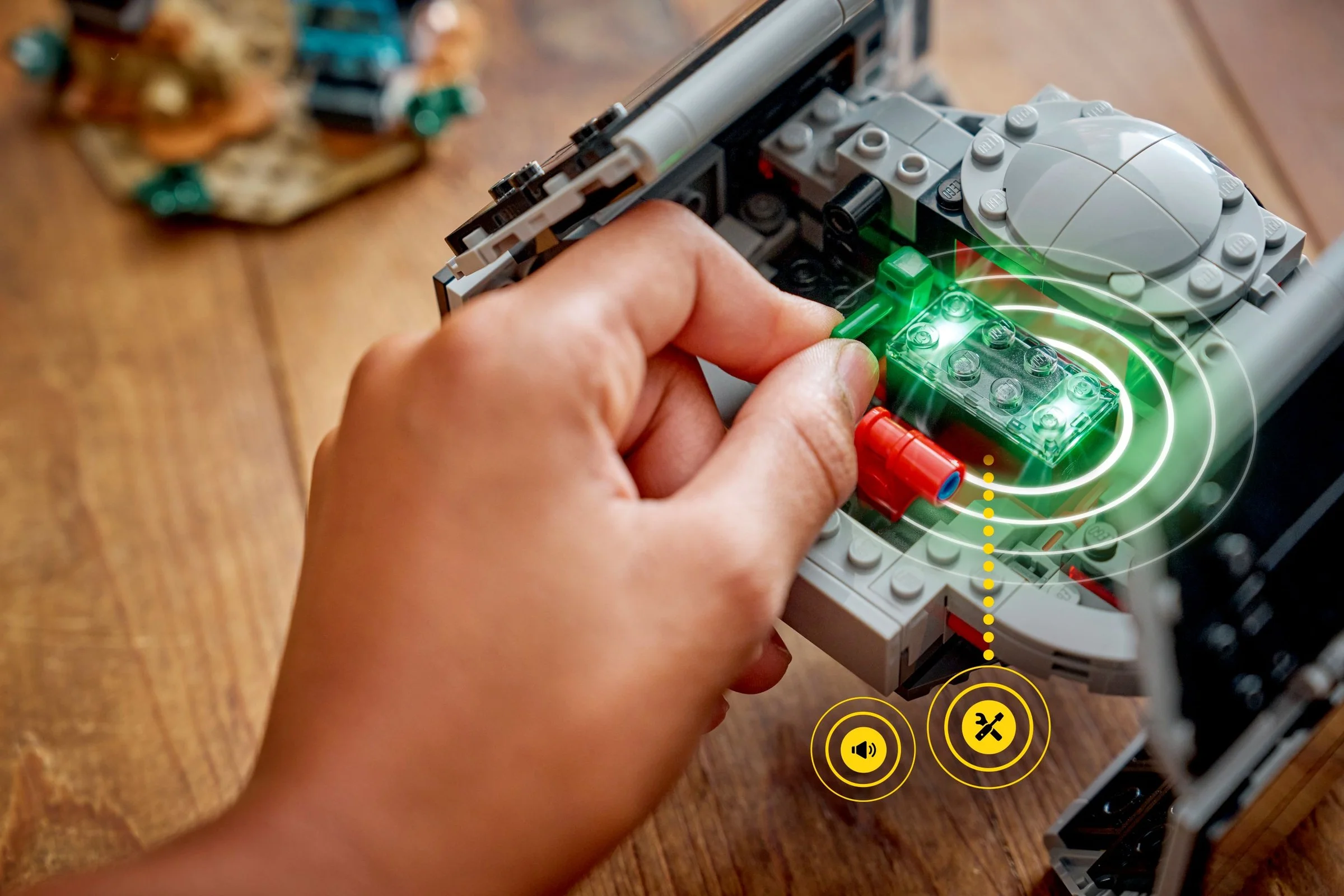 Demonstrație interactivă a funcțiilor luminoase și sonore ale setului LEGO Darth Vader TIE Fighter.