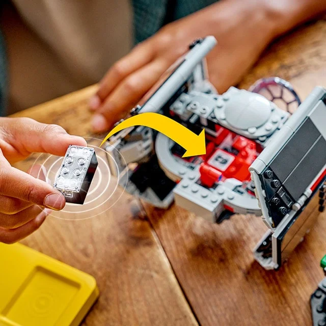 Imagine detaliată cu funcția de iluminare a setului LEGO TIE Fighter al lui Darth Vader.