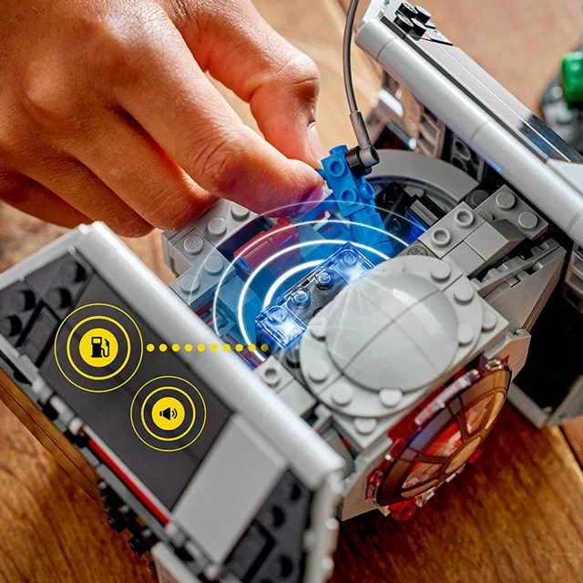 Imagine detaliată cu funcțiile TIE Fighter-ului lui Darth Vader. Funcție luminoasă și efecte sonore.