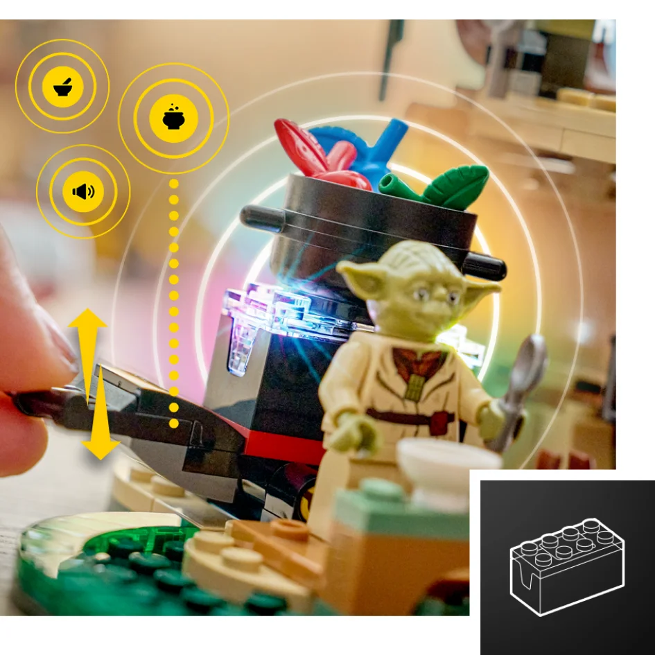 Yoda gătind o supă în coliba sa, o experiență interactivă LEGO Star Wars. Detaliu.