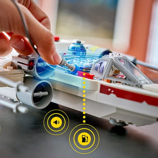 Imagine detaliată cu X-wing-ul lui Luke, accent pe funcțiile electronice. Complex, captivant.
