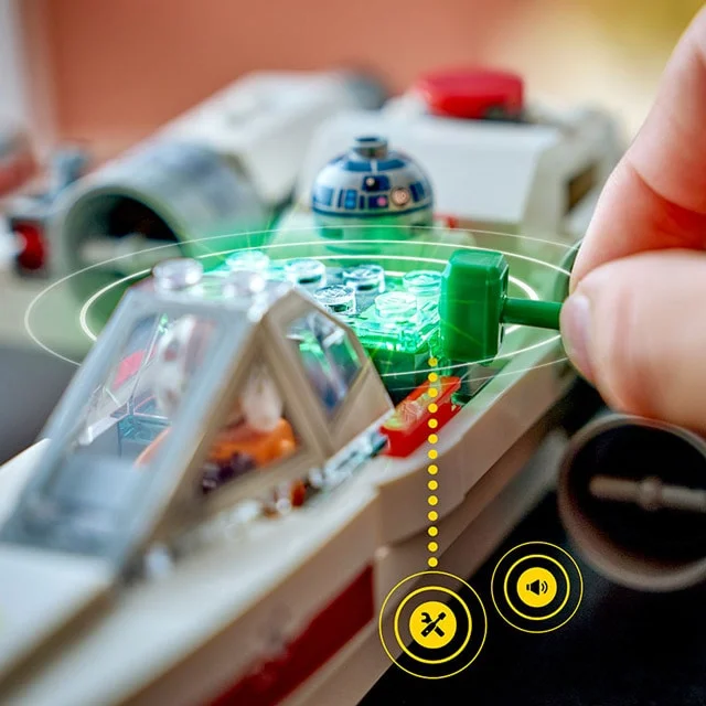 Detalii X-Wing, efecte luminoase și sonore. Caracteristică distractivă, interactivă.