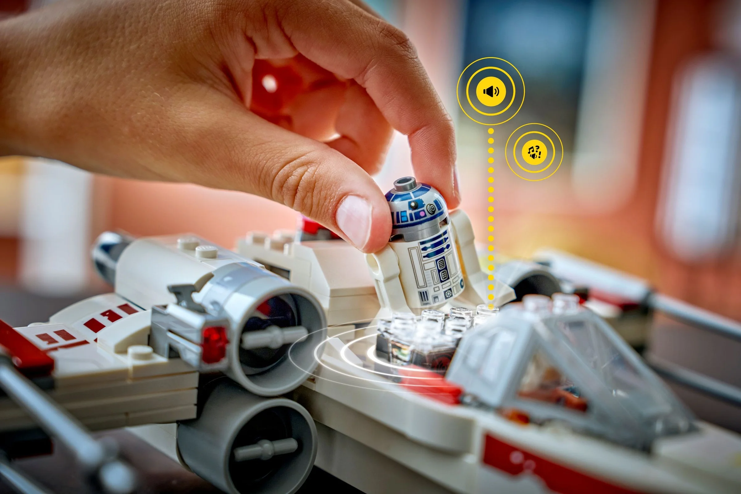 R2-D2 este așezat în X-wing. Interacțiune cu modelul.