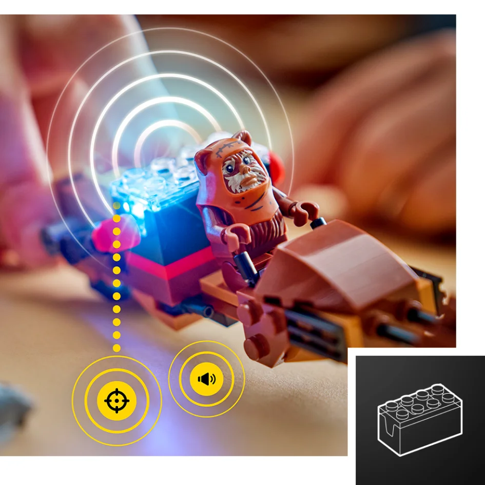 Ewok LEGO pe motocicletă, cu lumini și efecte sonore simulate digital.