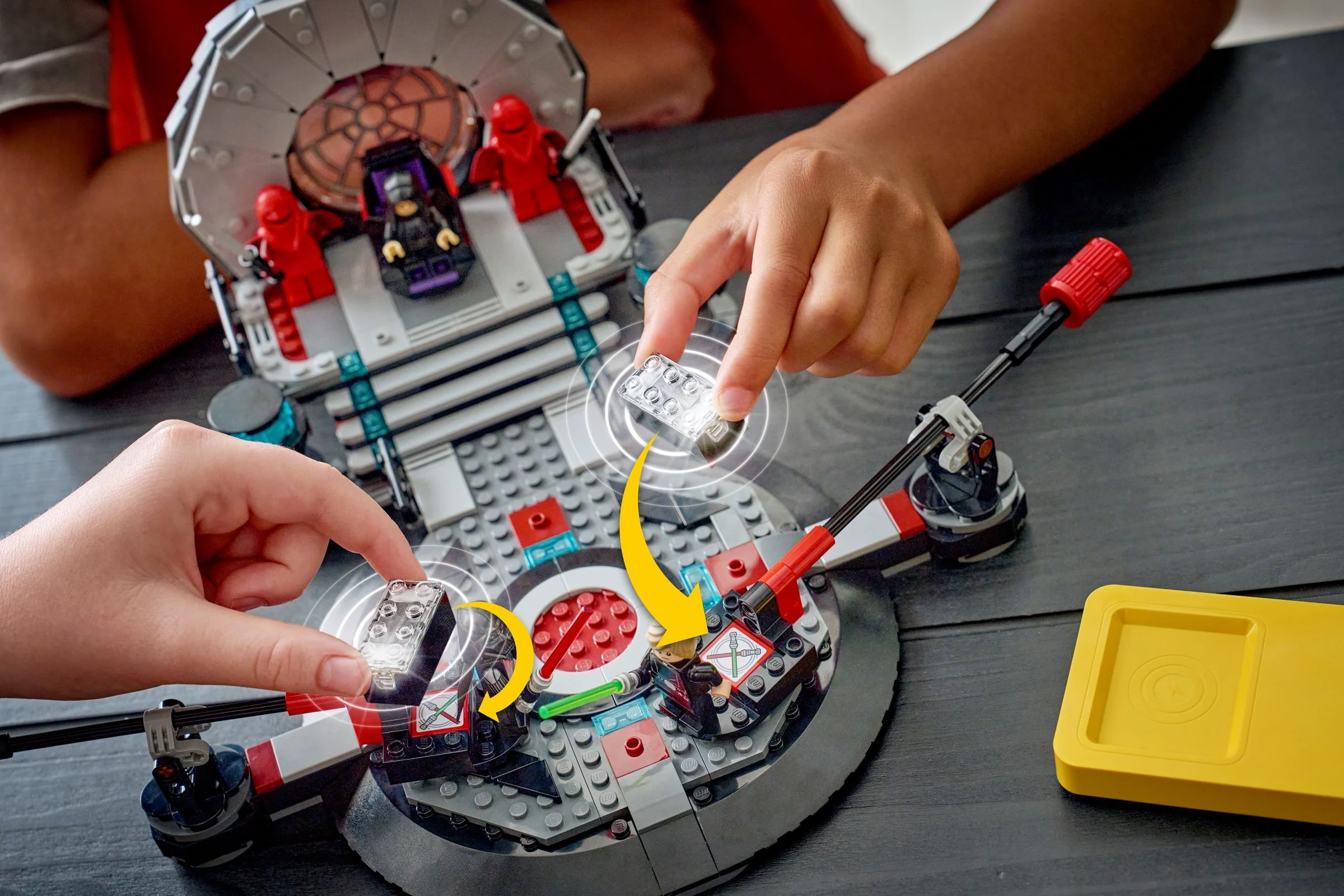 Asamblare LEGO Star Wars 75427: Duelul în sala tronului și A-wing. Copil asamblând funcția de luptă.