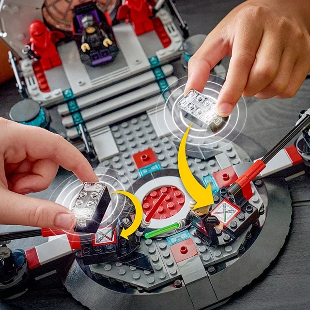 Demonstrație interactivă a funcției de catapultare a minifigurinei din setul LEGO Star Wars 75427.