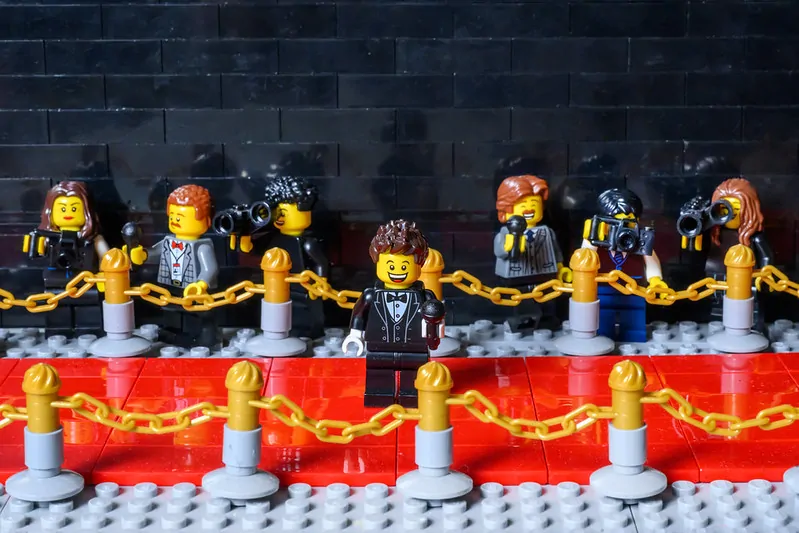 LEGO celebrează muzica la Manchester: Nominalizații BRIT Awards transformați în minifigurine spectaculoase