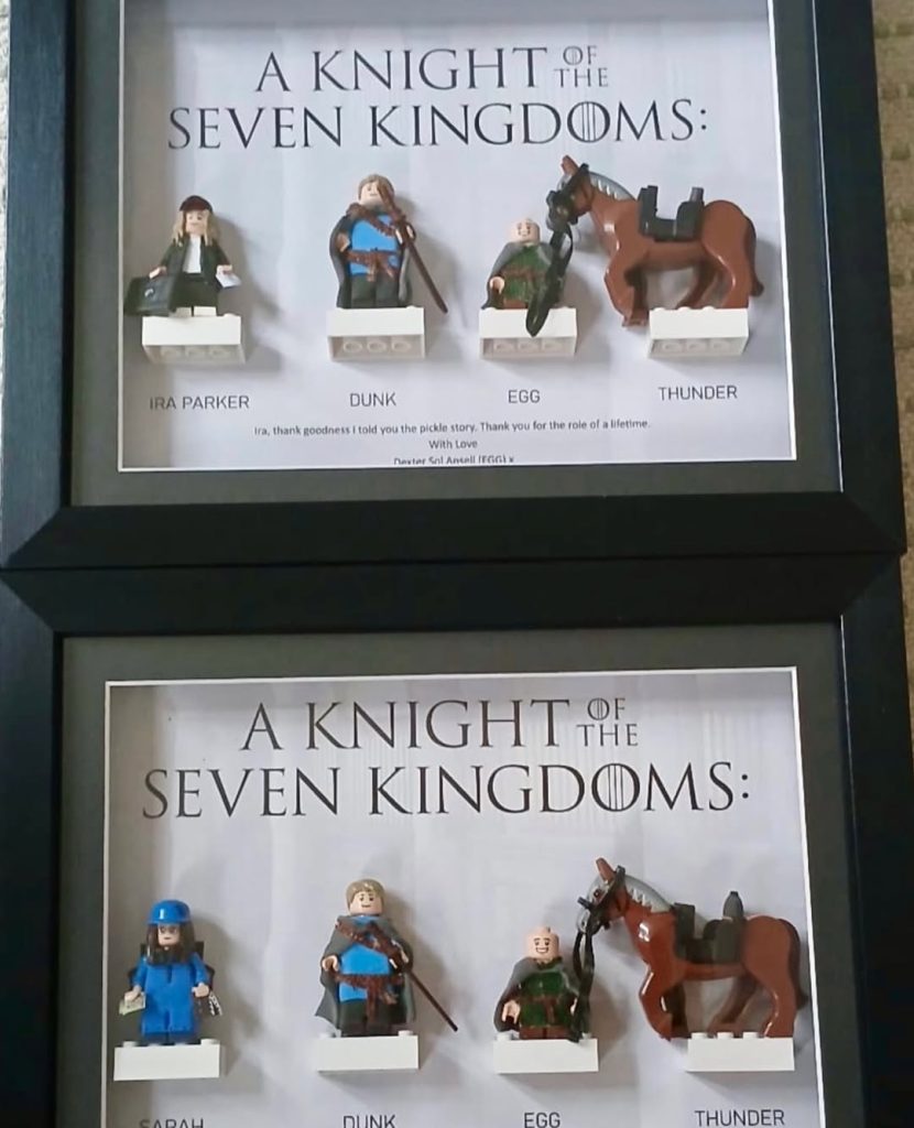 Cadou inedit pe platourile de filmare: Actorul Dexter Sol Ansell a creat minifigurine LEGO personalizate pentru echipa „A Knight of the Seven Kingdoms”