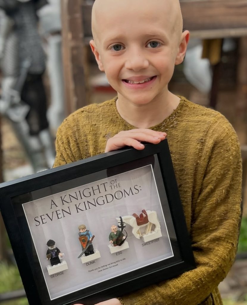 Cadou inedit pe platourile de filmare: Actorul Dexter Sol Ansell a creat minifigurine LEGO personalizate pentru echipa „A Knight of the Seven Kingdoms”