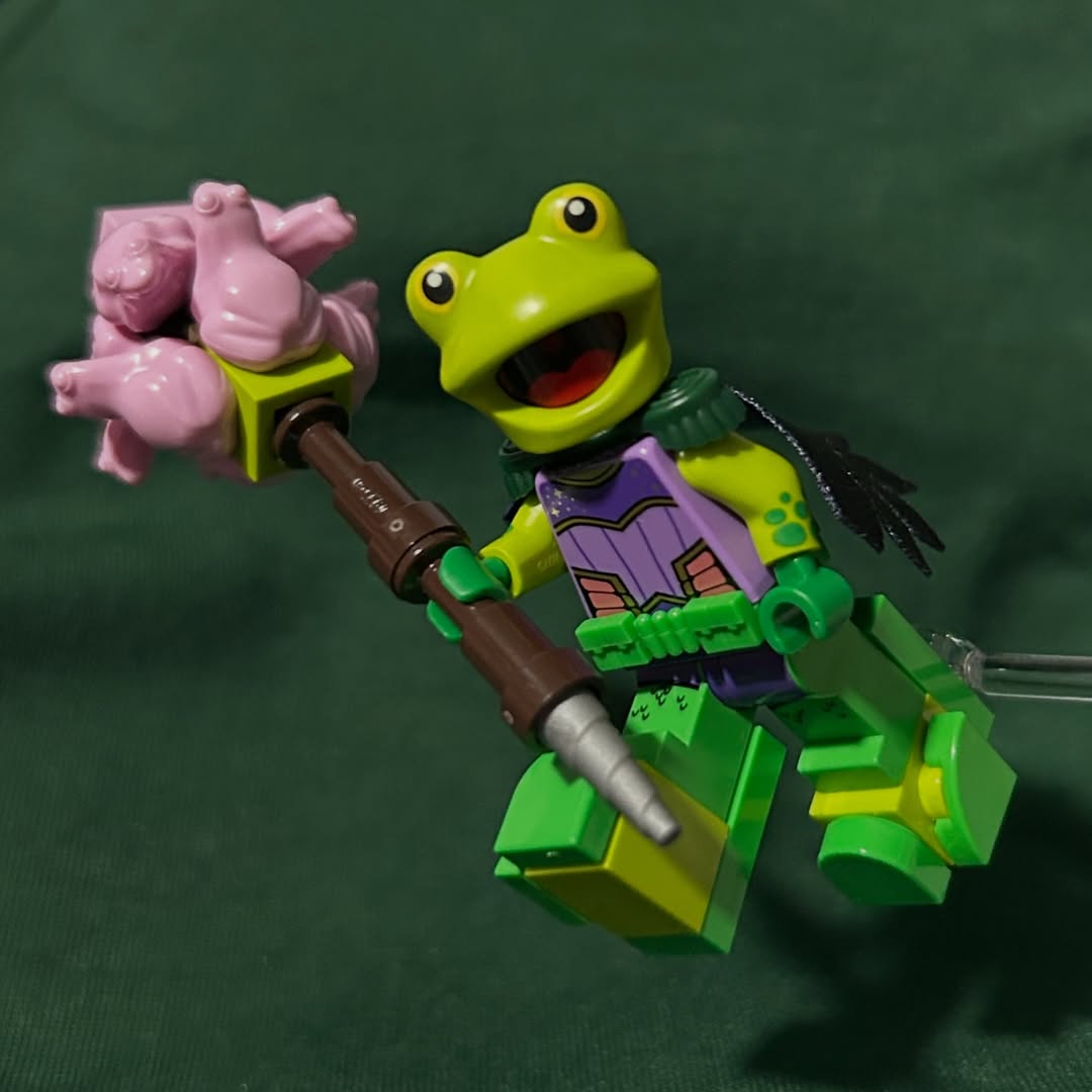 Creaturi din mlaștină: Noile minifigurine custom Bullywug cuceresc universul LEGO Dungeons & Dragons