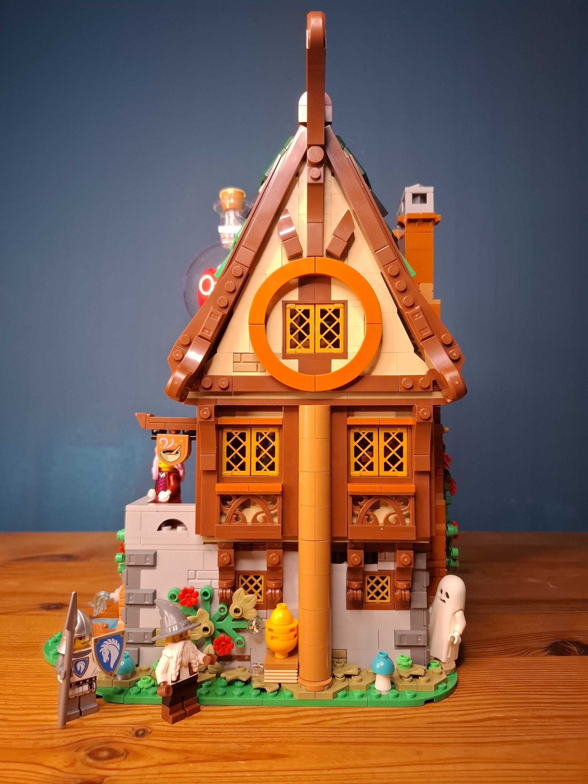 Magia alchimiei prinde viață: Detalii despre noul set Alchemist’s Shop din BrickLink Designer Program Series 7