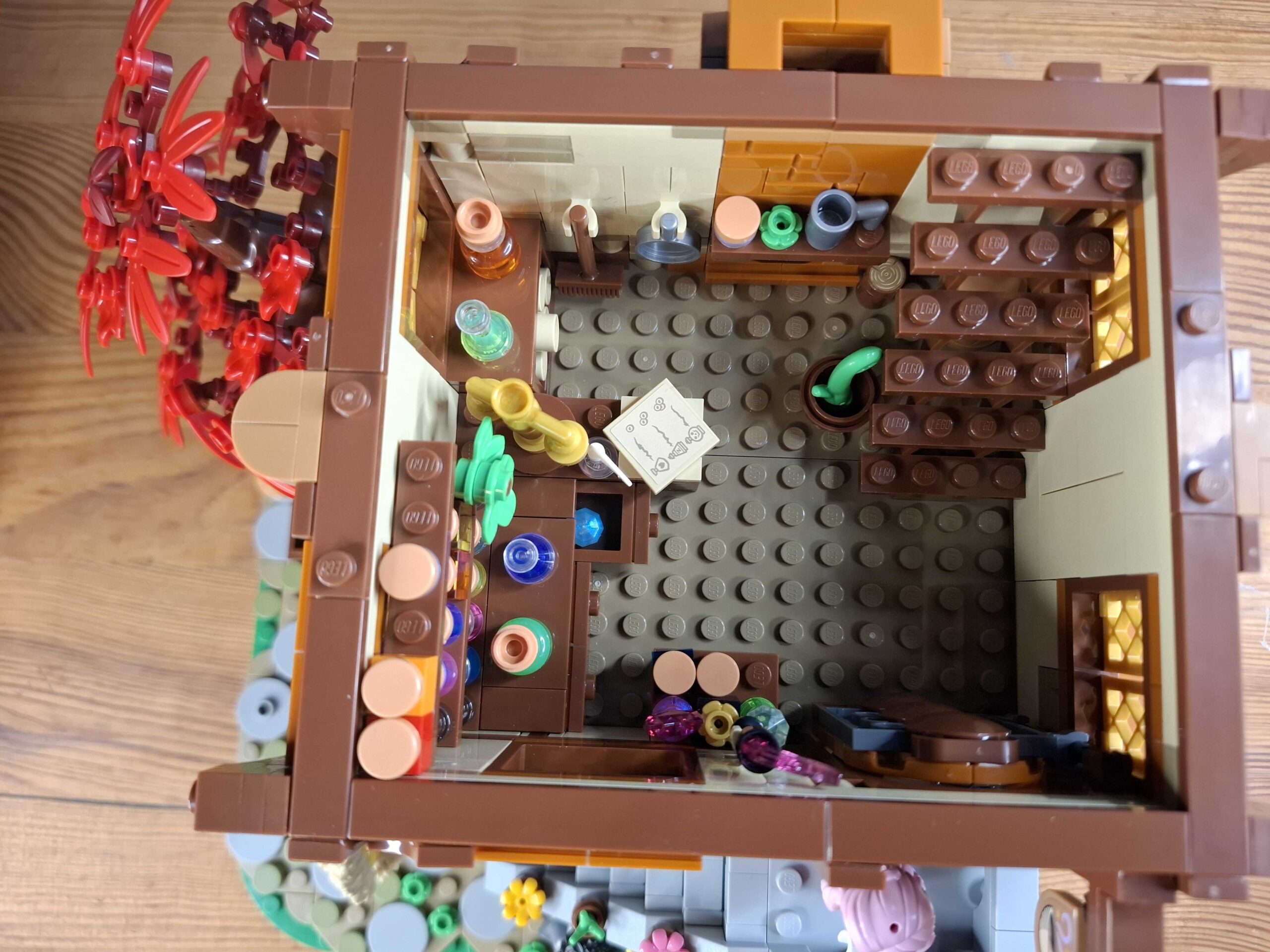 Magia alchimiei prinde viață: Detalii despre noul set Alchemist’s Shop din BrickLink Designer Program Series 7