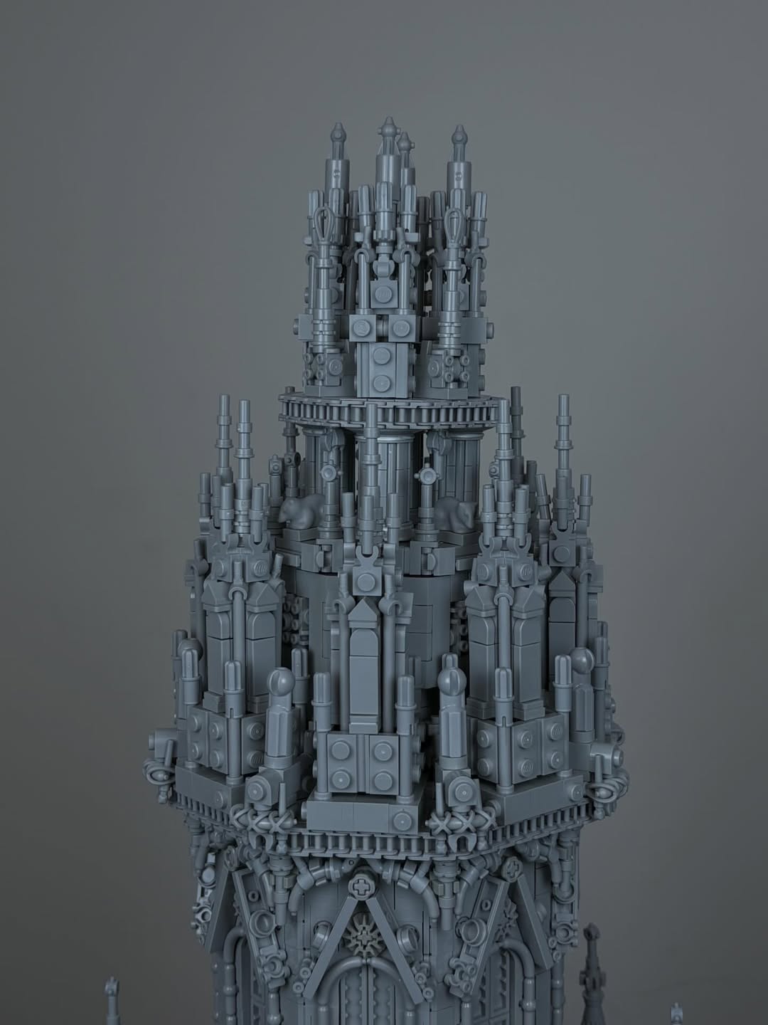 Greebling la nivel de artă: Un nou turn gotic redefinește limitele construcțiilor LEGO MOC