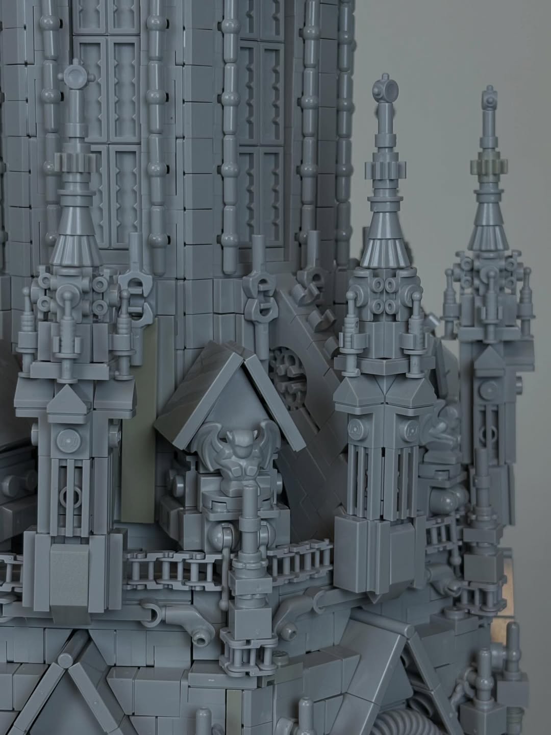 Greebling la nivel de artă: Un nou turn gotic redefinește limitele construcțiilor LEGO MOC