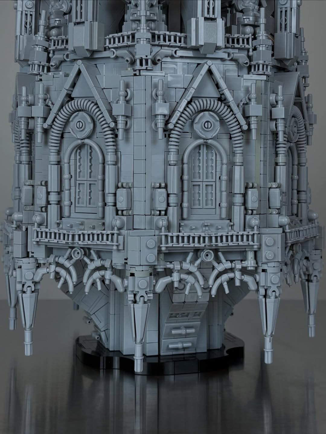 Greebling la nivel de artă: Un nou turn gotic redefinește limitele construcțiilor LEGO MOC
