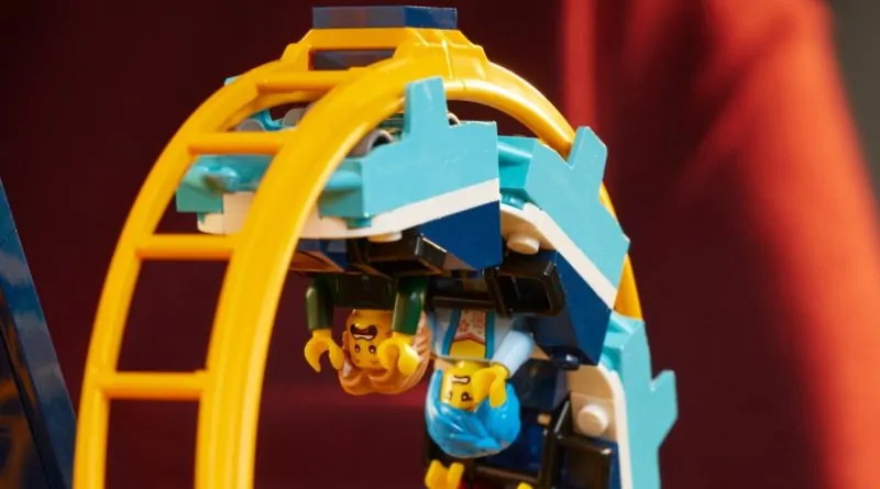 Viitorul parcurilor de distracții LEGO: Ce știm despre noile seturi City și Friends pregătite pentru 2026