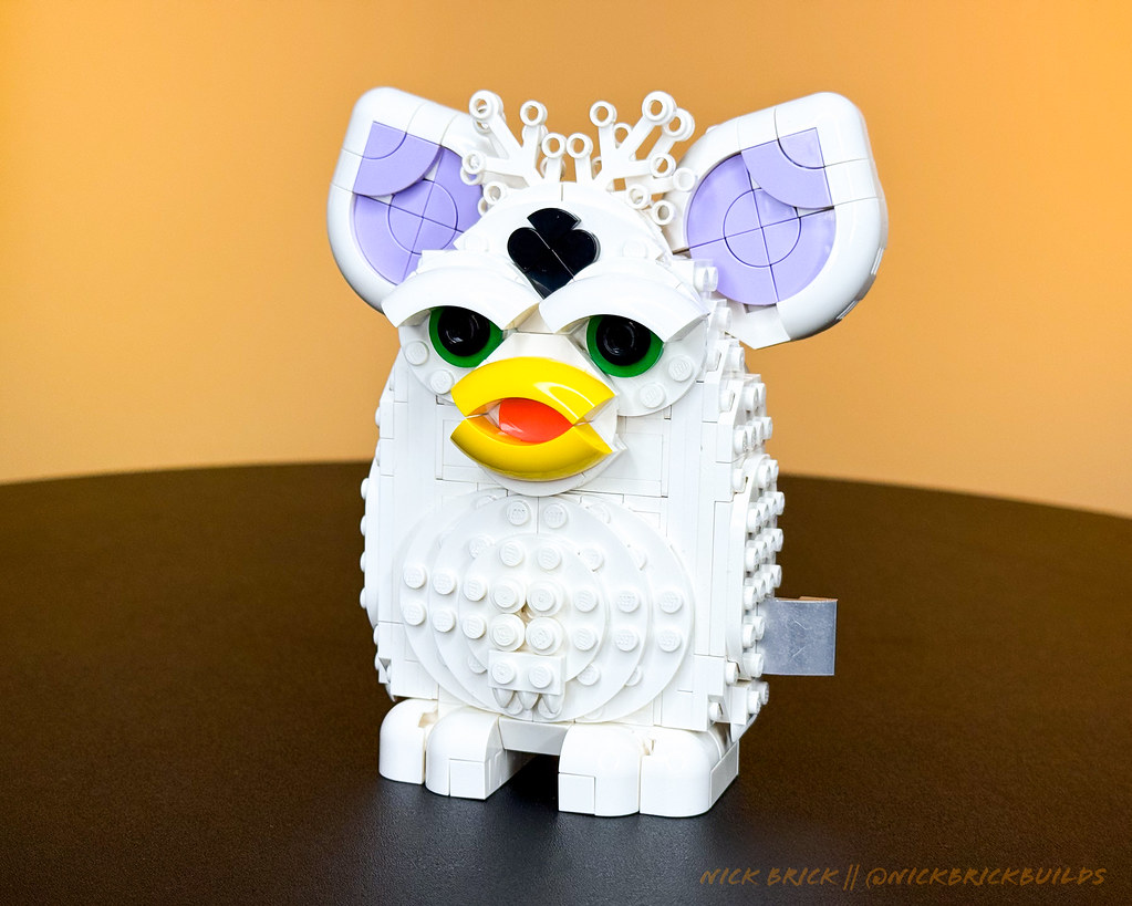 Nostalgia anilor '90 prinde viață: Un Furby creativ construit integral din piese LEGO