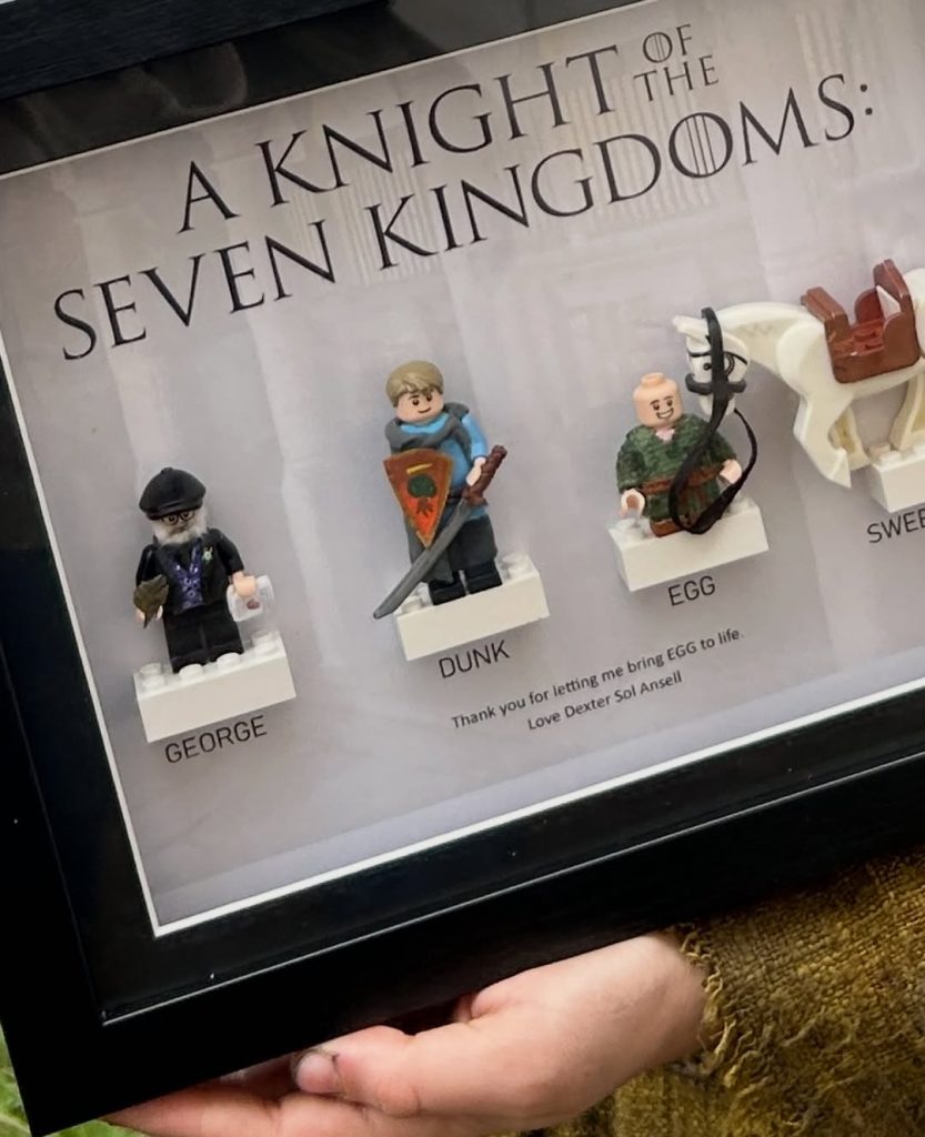 Cadou inedit pe platourile de filmare: Actorul Dexter Sol Ansell a creat minifigurine LEGO personalizate pentru echipa „A Knight of the Seven Kingdoms”