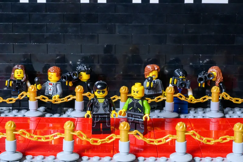 LEGO celebrează muzica la Manchester: Nominalizații BRIT Awards transformați în minifigurine spectaculoase