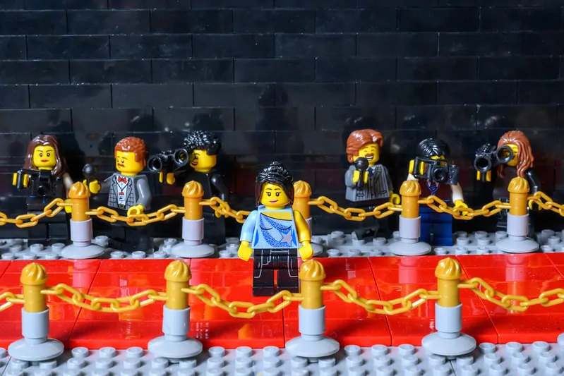 LEGO celebrează muzica la Manchester: Nominalizații BRIT Awards transformați în minifigurine spectaculoase