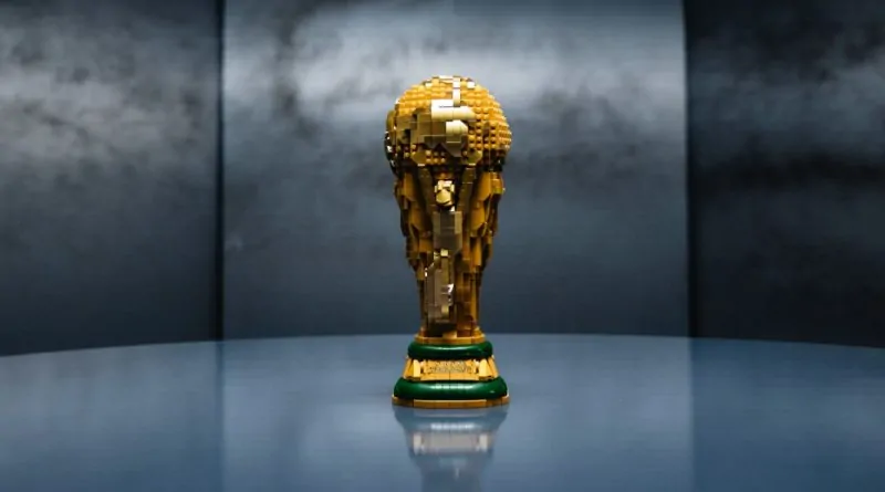 LEGO lansează trofeul oficial FIFA World Cup: Lionel Messi prezintă noul set gigant din gama LEGO Editions