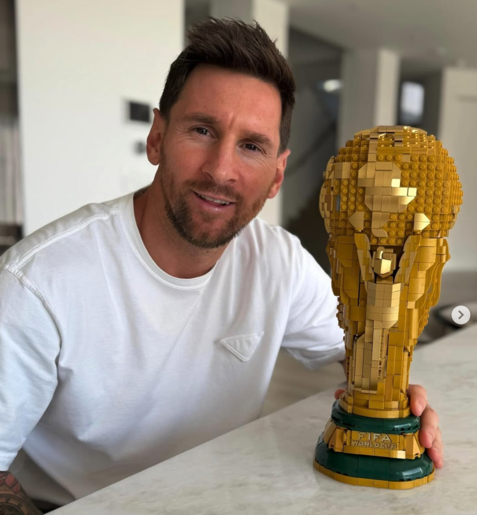 LEGO lansează trofeul oficial FIFA World Cup: Lionel Messi prezintă noul set gigant din gama LEGO Editions