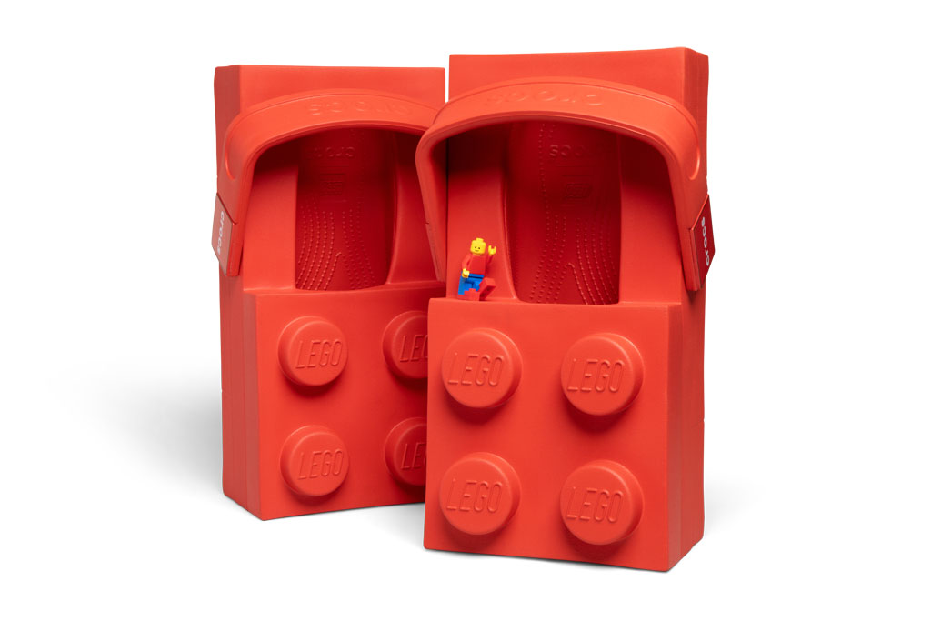 LEGO lansează noii saboți LEGO Brick Clog (5010203) în parteneriat cu Crocs