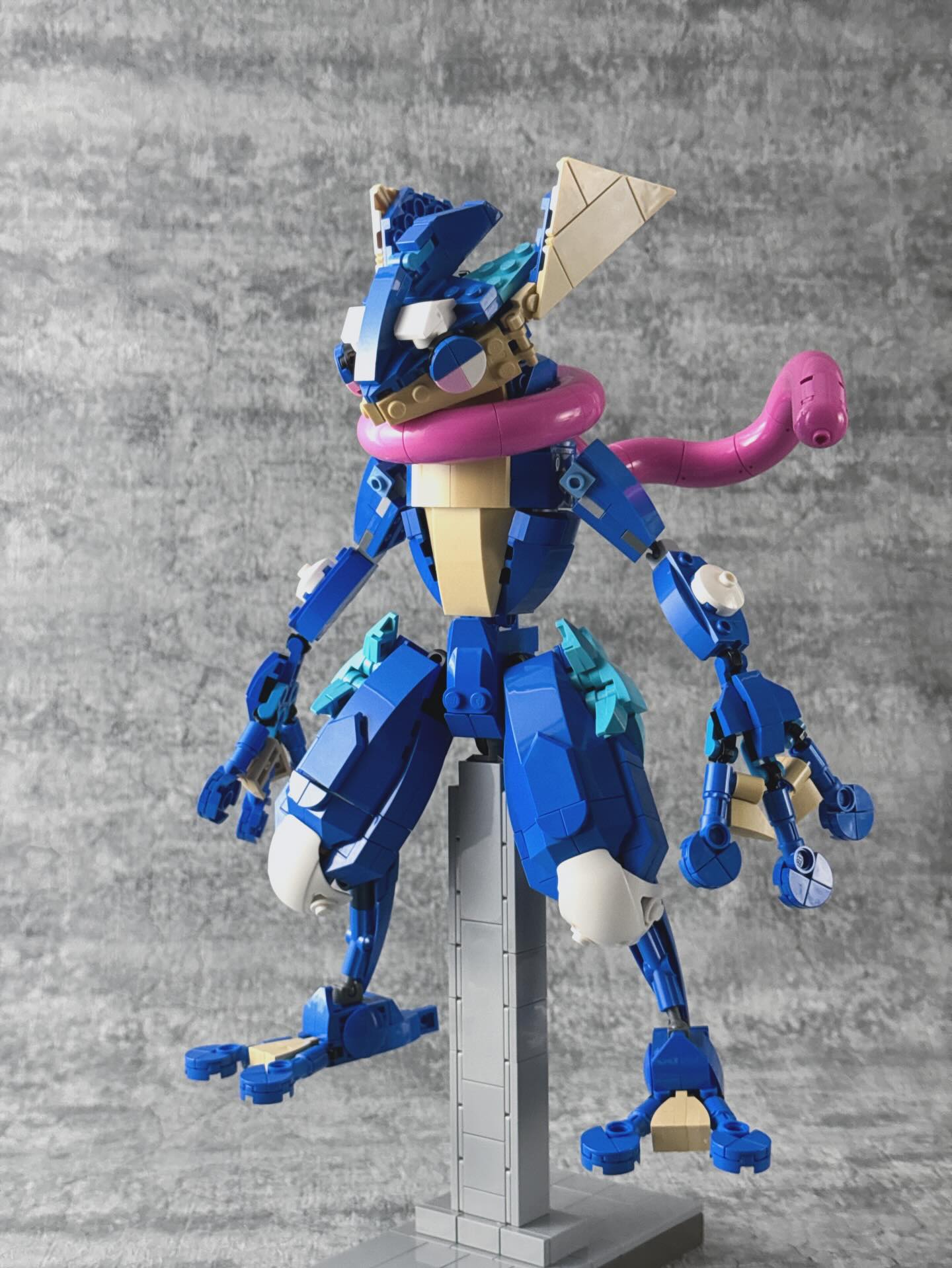 Arta construcției LEGO: Greninja prinde viață printr-o creație spectaculoasă a unui fan japonez