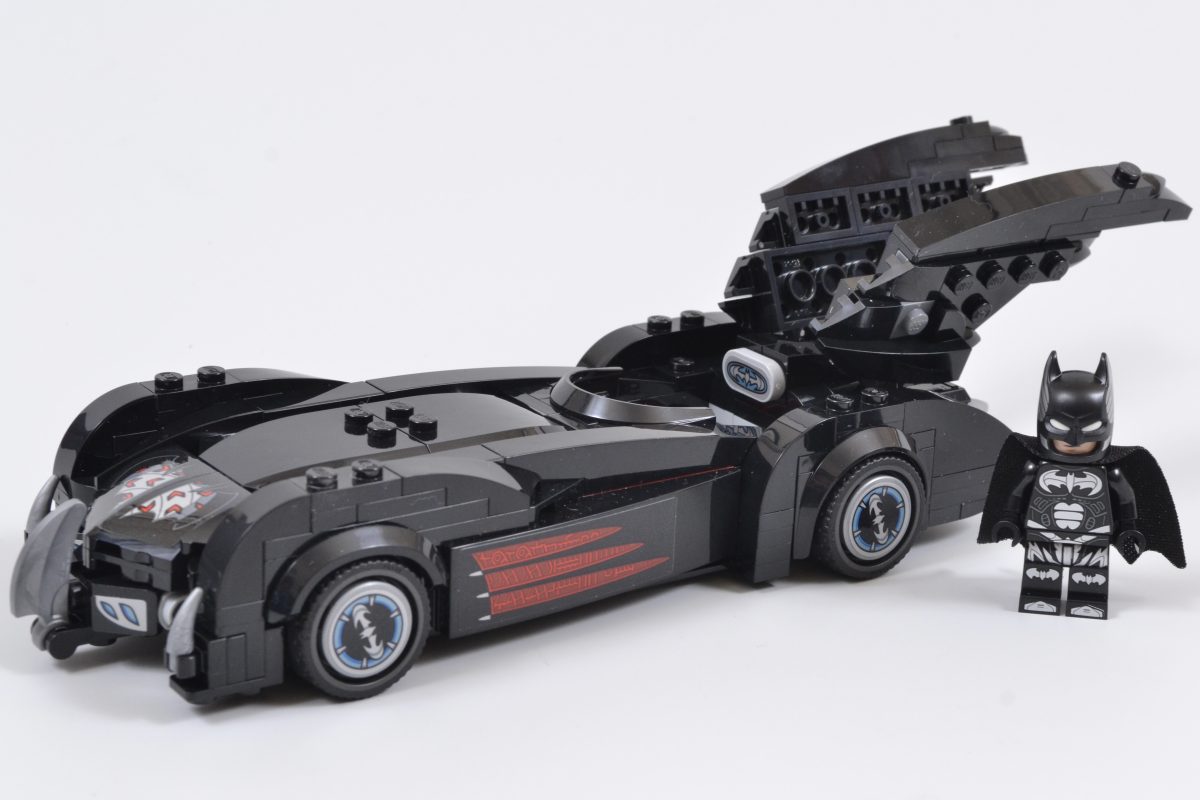 LEGO lansează noi seturi Batmobile în 2026: Trei modele iconice pentru a celebra 20 de ani de LEGO Batman