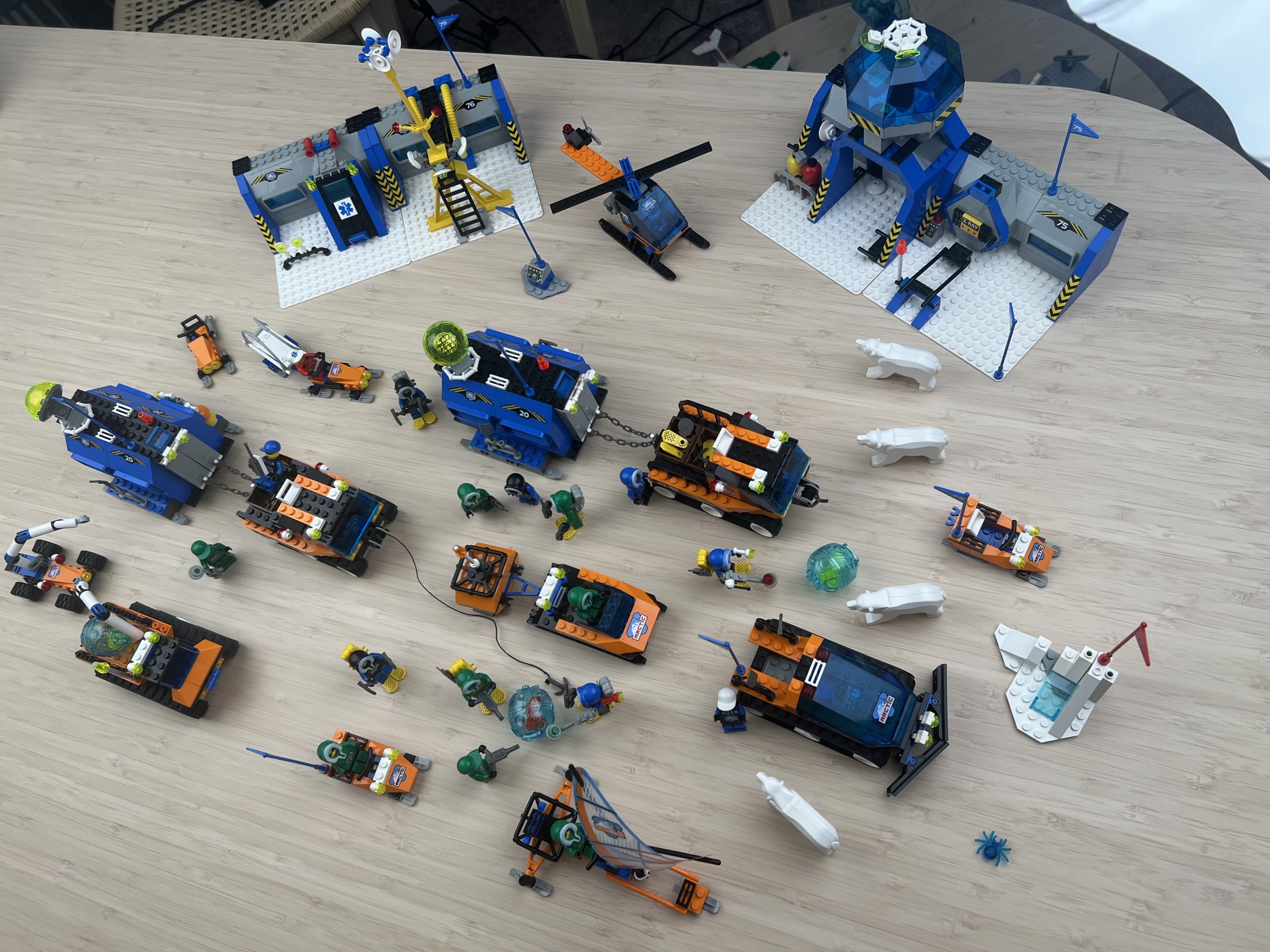 Polar Nomads: Crawler Convoy – O aventură înghețată spectaculoasă în BrickLink Designer Program Series 10
