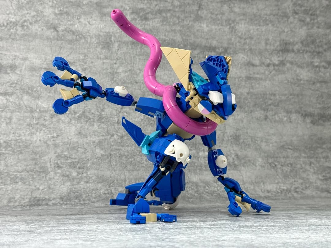 Arta construcției LEGO: Greninja prinde viață printr-o creație spectaculoasă a unui fan japonez