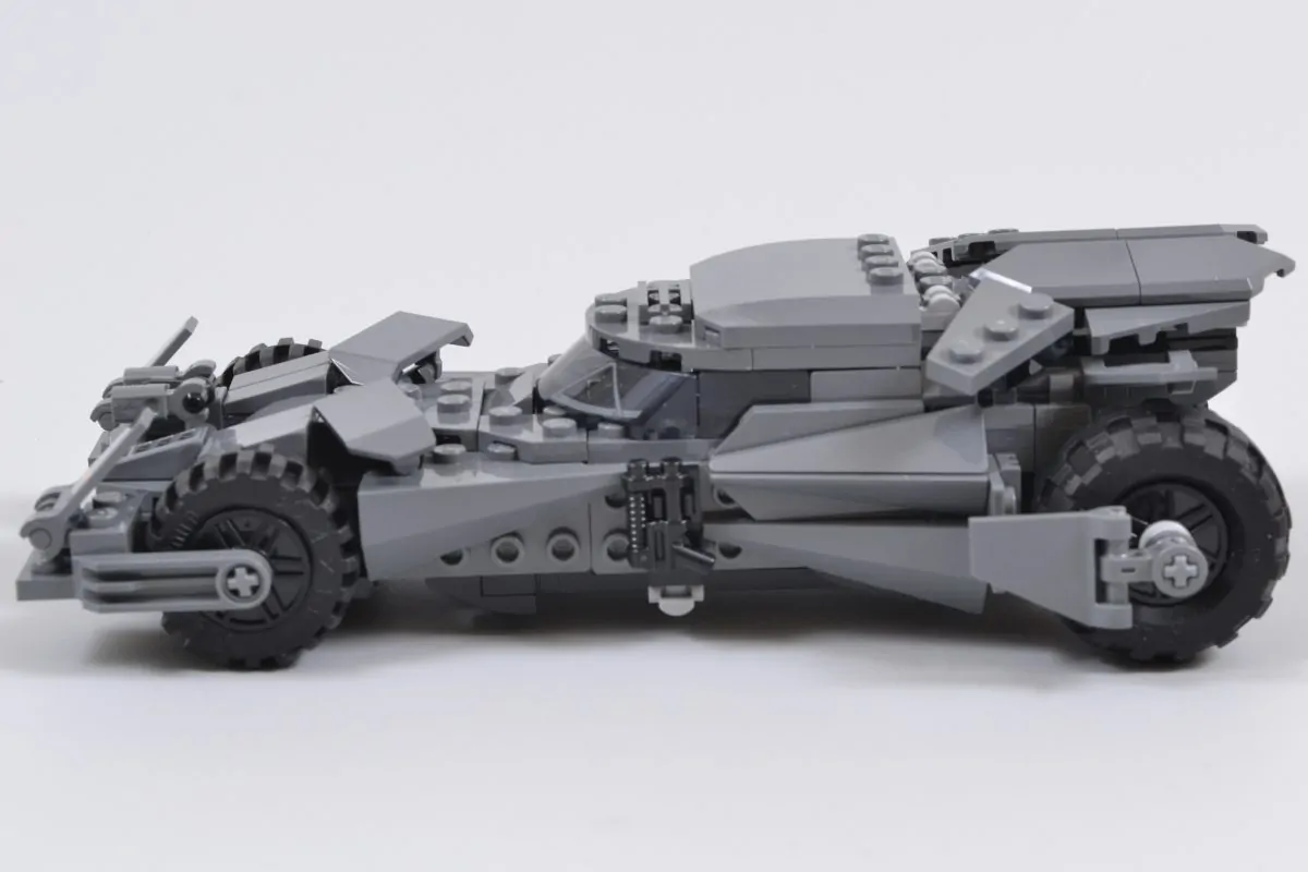 Noi detalii despre trioul de Batmobile LEGO DC ce vor fi lansate în 2026: Inovație, piese rare și comparații cu designurile fanilor