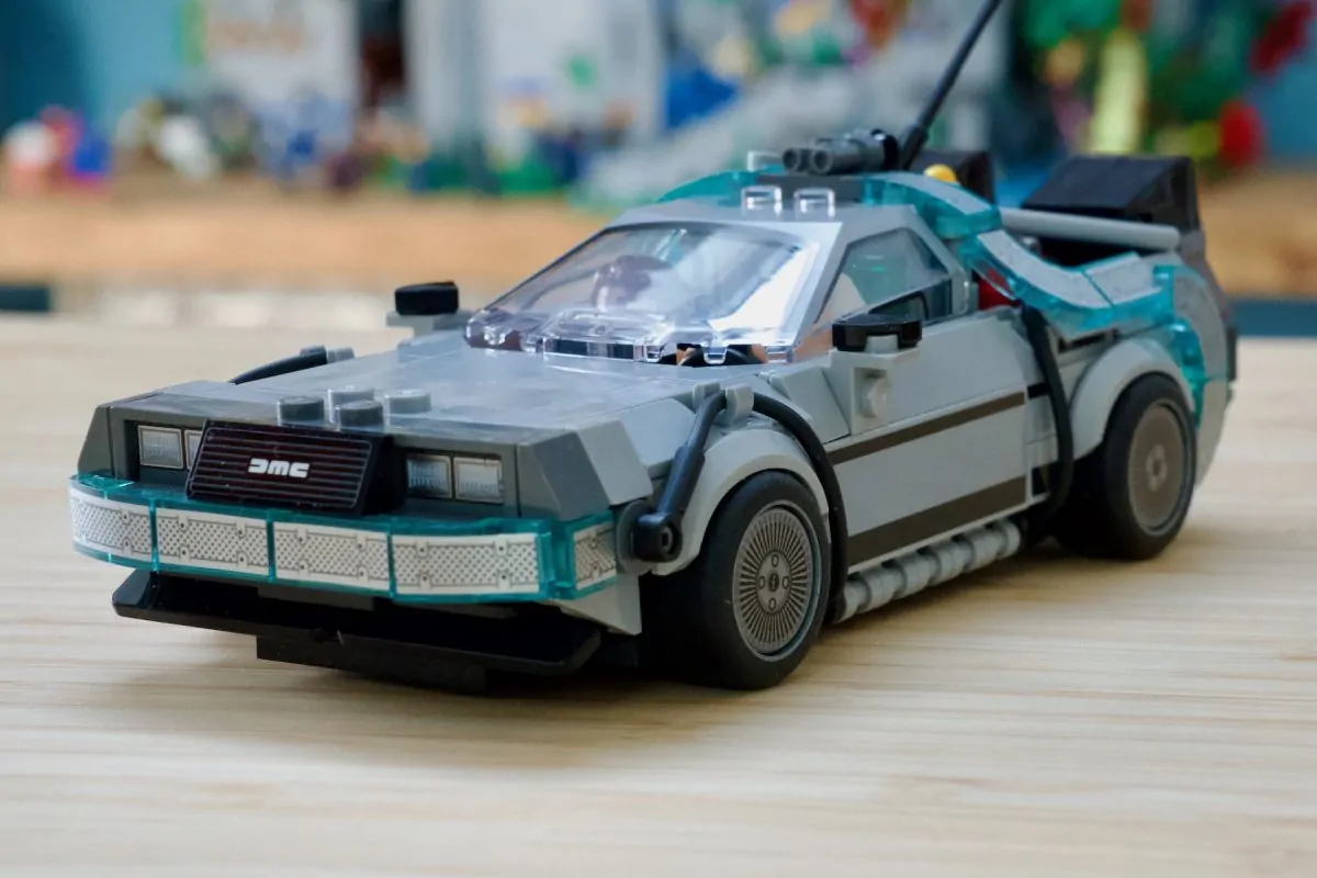 LEGO lansează noi seturi Batmobile în 2026: Trei modele iconice pentru a celebra 20 de ani de LEGO Batman