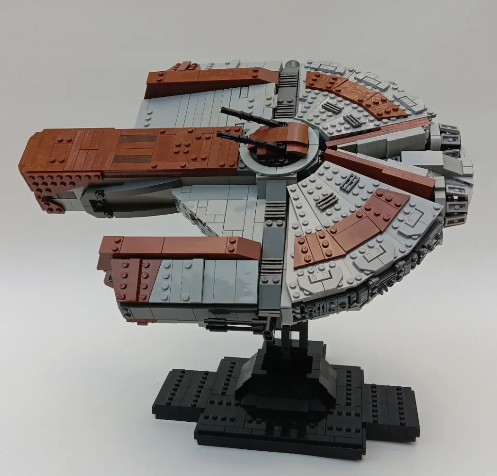 O legendă Star Wars revine sub formă de piese: Ebon Hawk prinde viață într-o construcție LEGO spectaculoasă