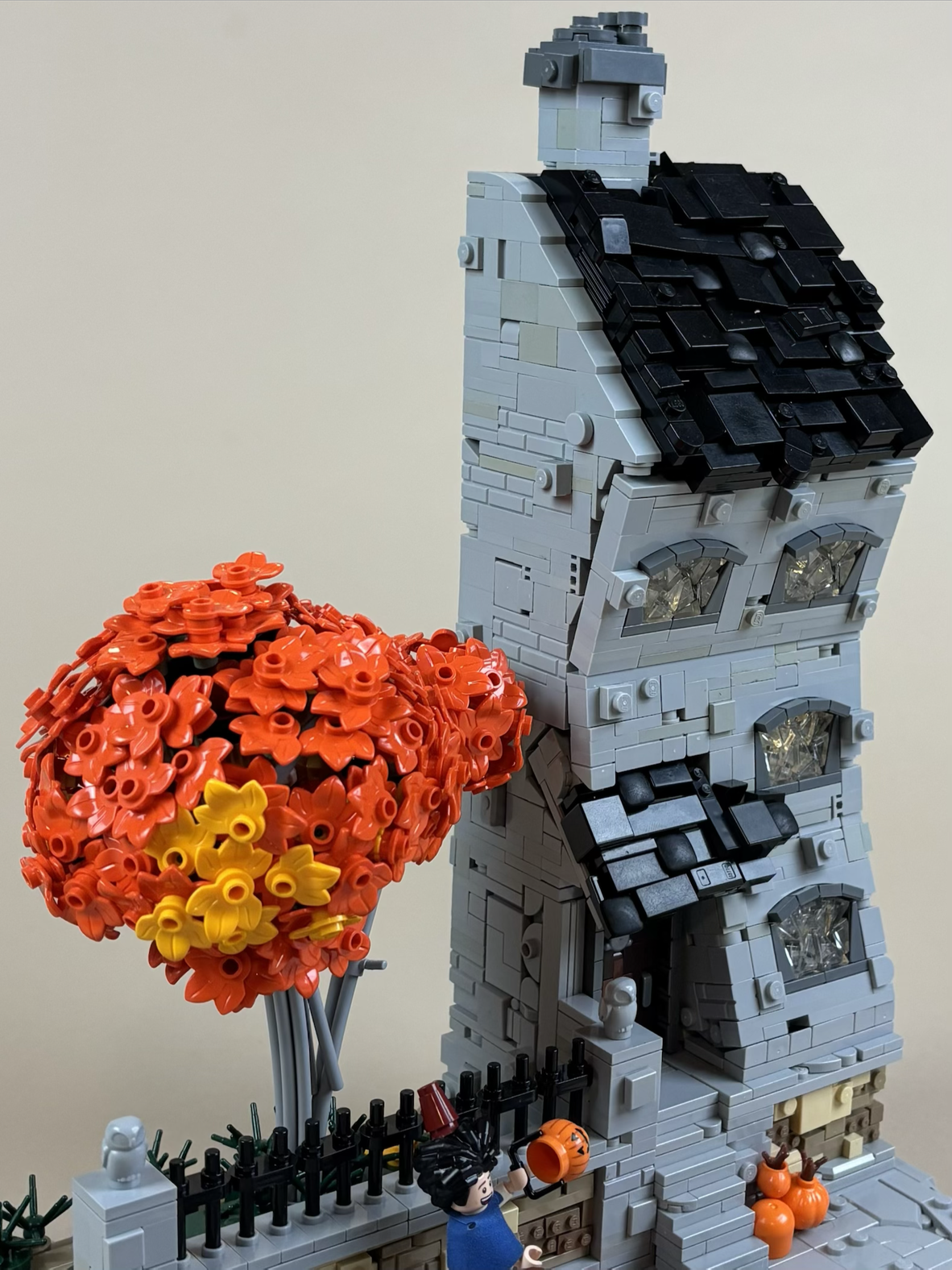 Arta de a construi „The Midnight Knock”: O incursiune în tehnici LEGO avansate și creativitate fără limite