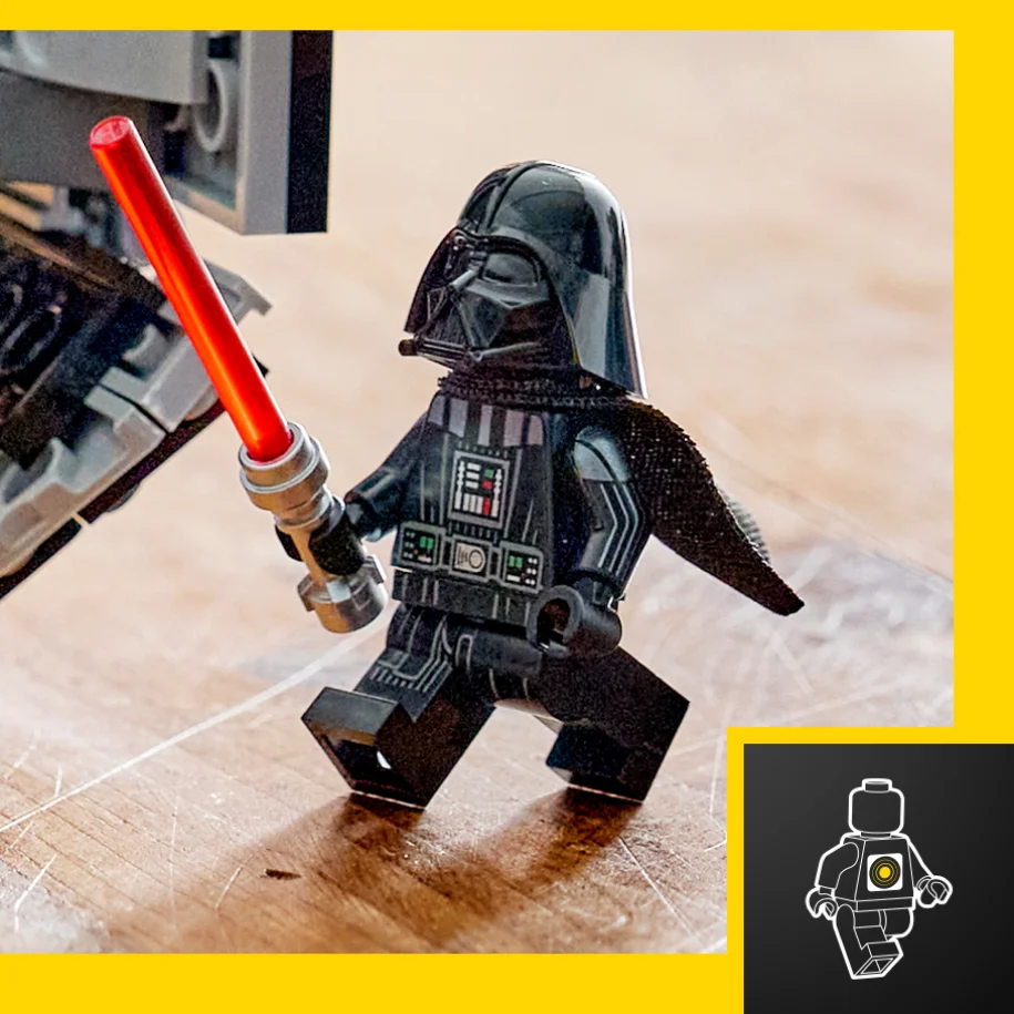 Prim-plan cu minifigurina Darth Vader cu sabie laser, detalii costume. Detaliu spate figurină.