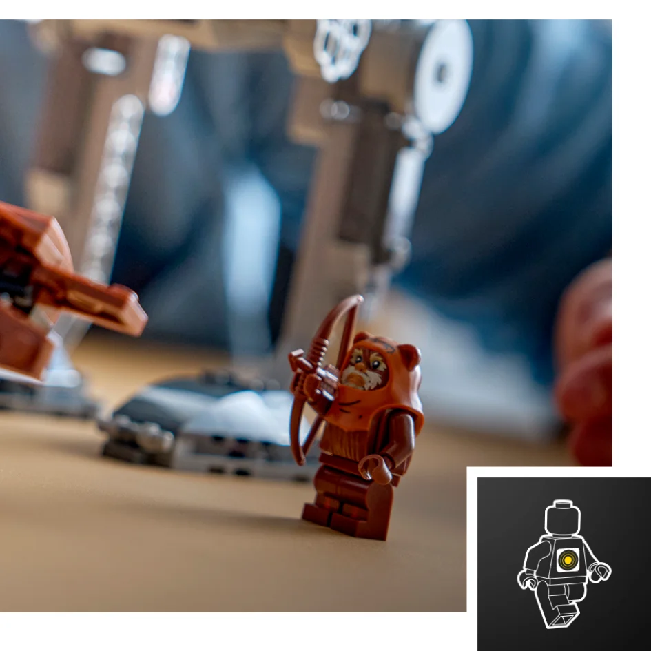 Prim-plan cu minifigurina Ewok, arcul și săgețile, parte din setul AT-ST Attack on Endor.
