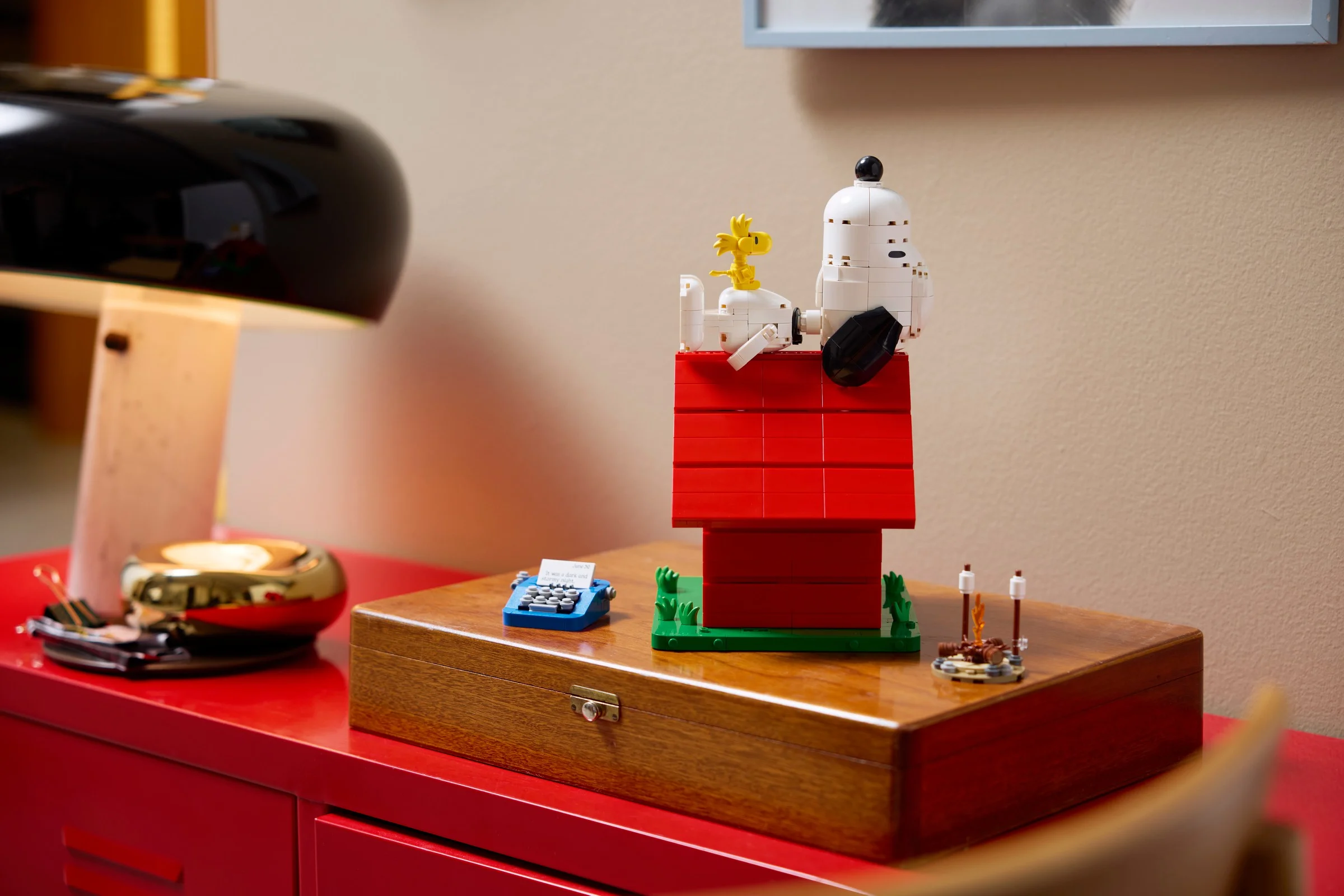 Căsuța lui Snoopy din LEGO, un model detaliat și plin de farmec, cu accesorii incluse.