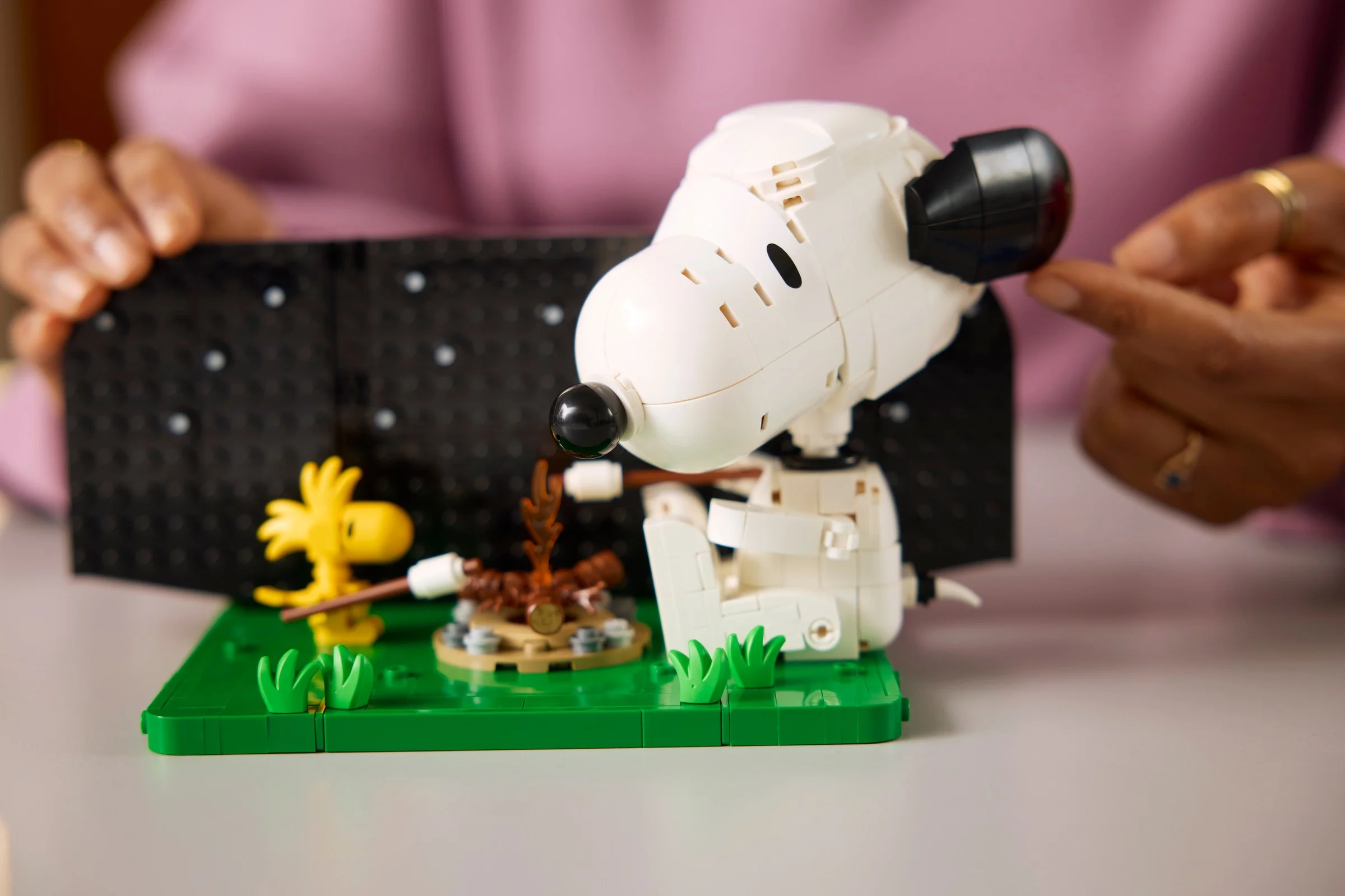 Snoopy și Woodstock la un foc de tabără LEGO. Detaliu simpatic și colorat.